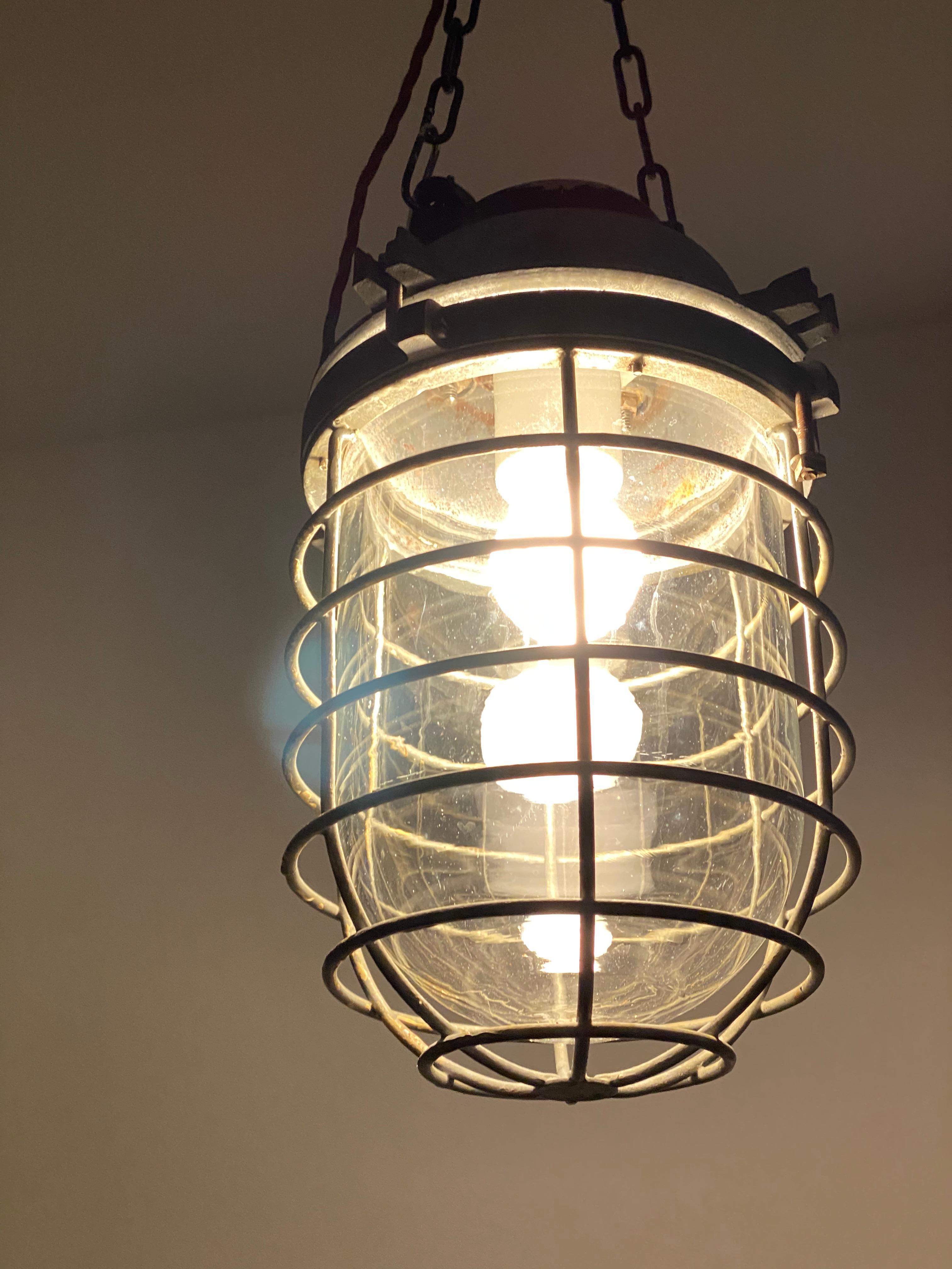Große schwedische Vintage-Werkstatt-Industrielampe im Angebot 3