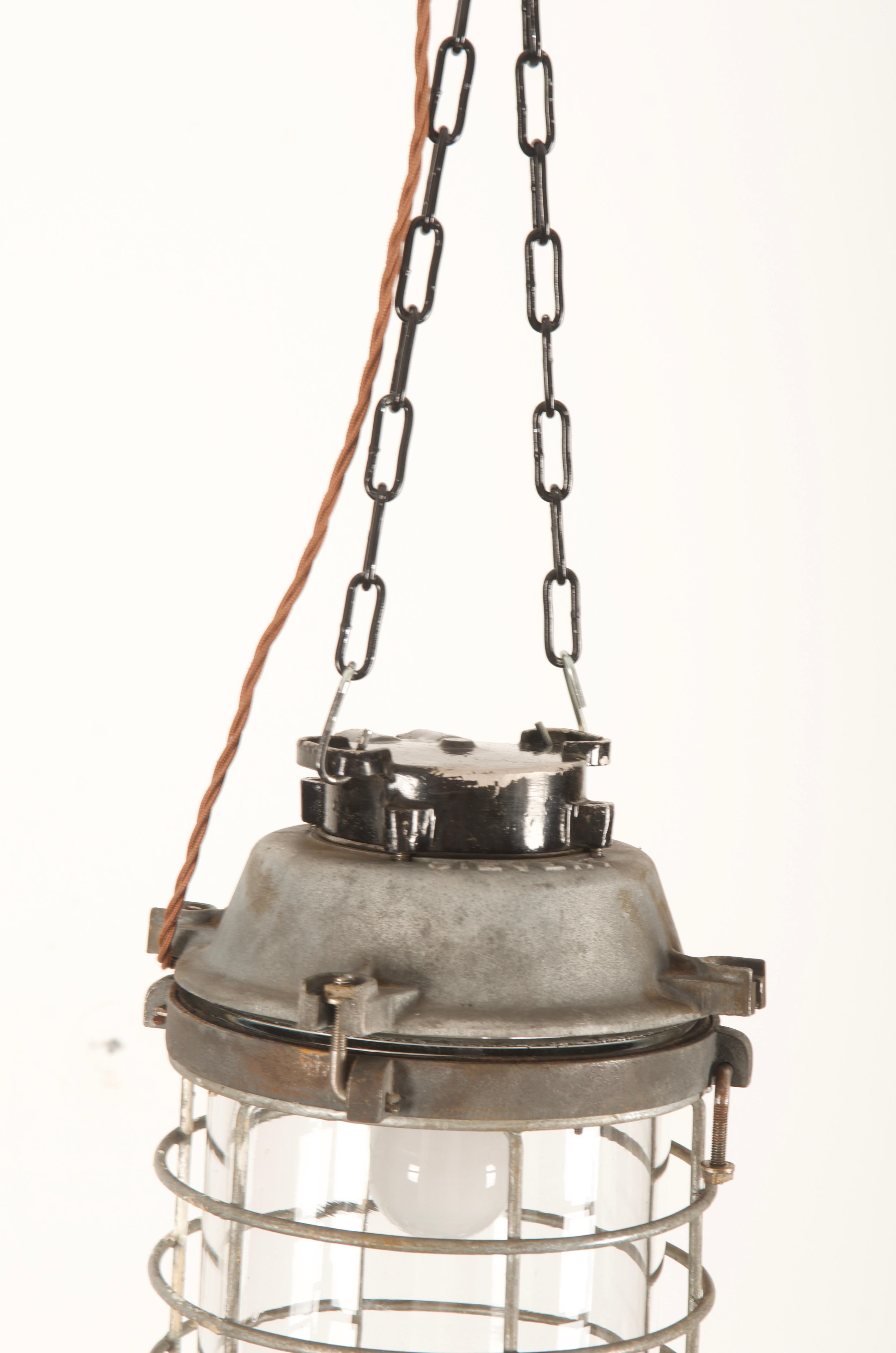 Große schwedische Vintage-Werkstatt-Industrielampe (Industriell) im Angebot