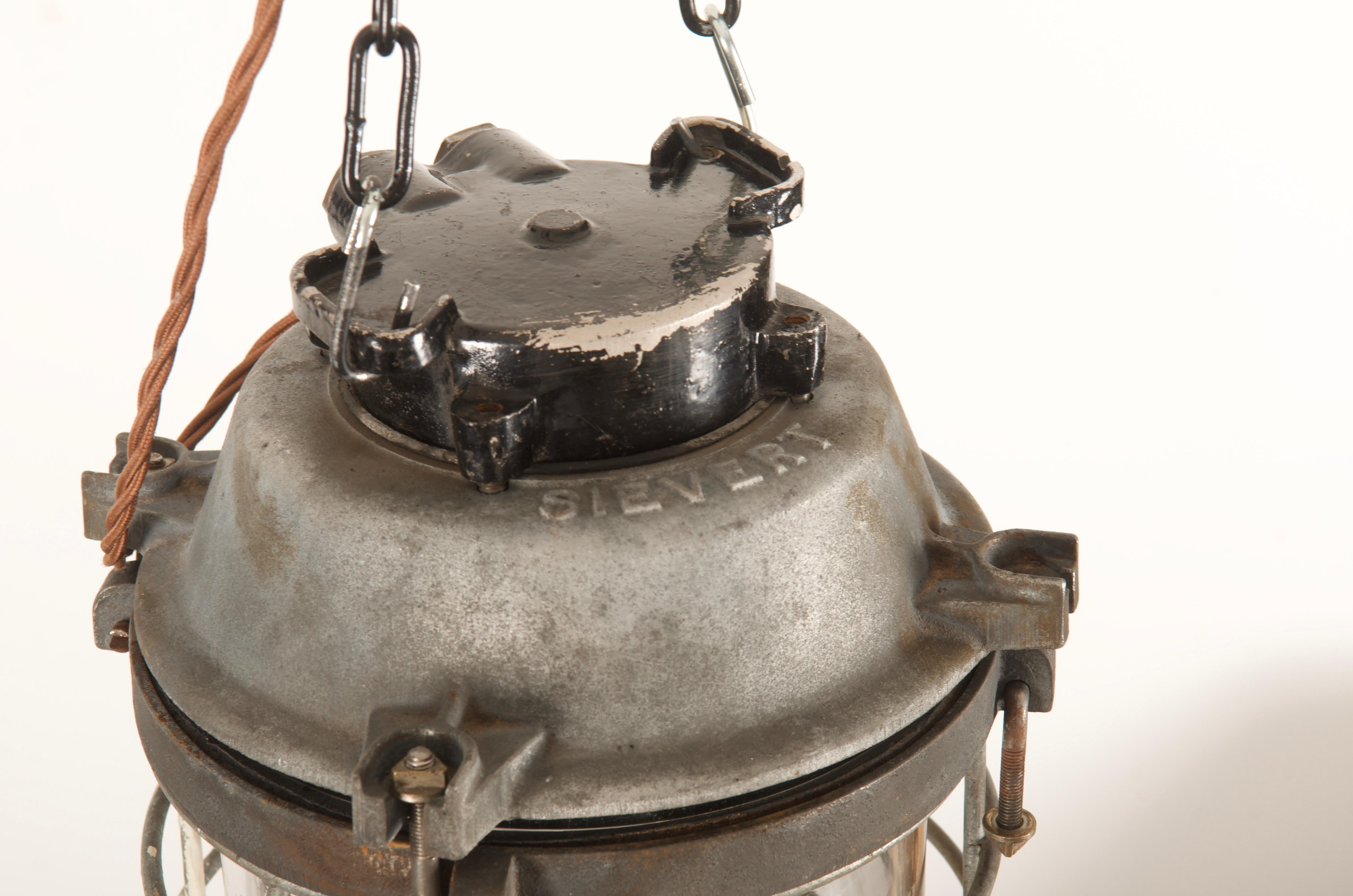 Große schwedische Vintage-Werkstatt-Industrielampe (Gegossen) im Angebot