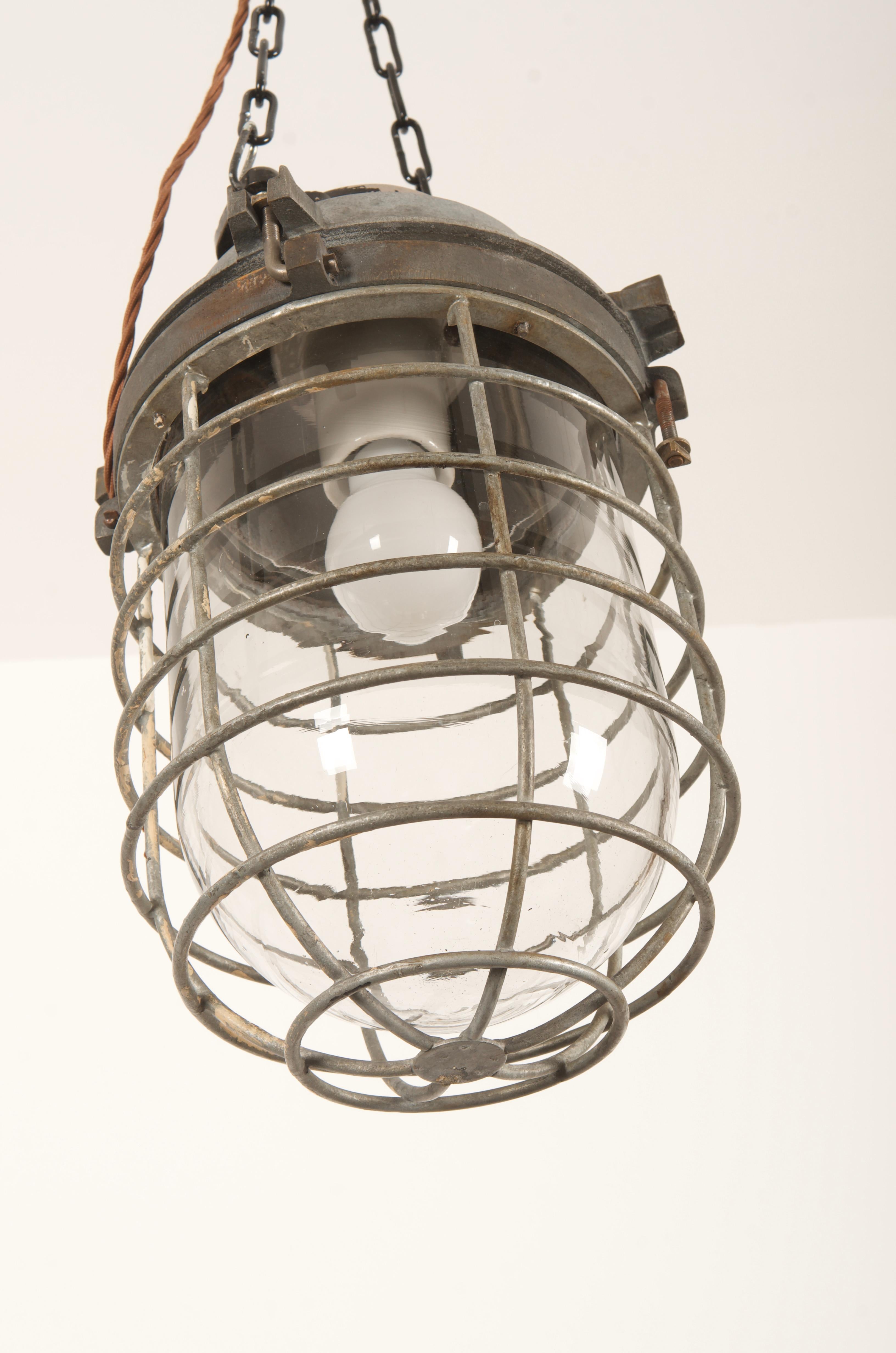 Große schwedische Vintage-Werkstatt-Industrielampe im Zustand „Relativ gut“ im Angebot in Vienna, AT