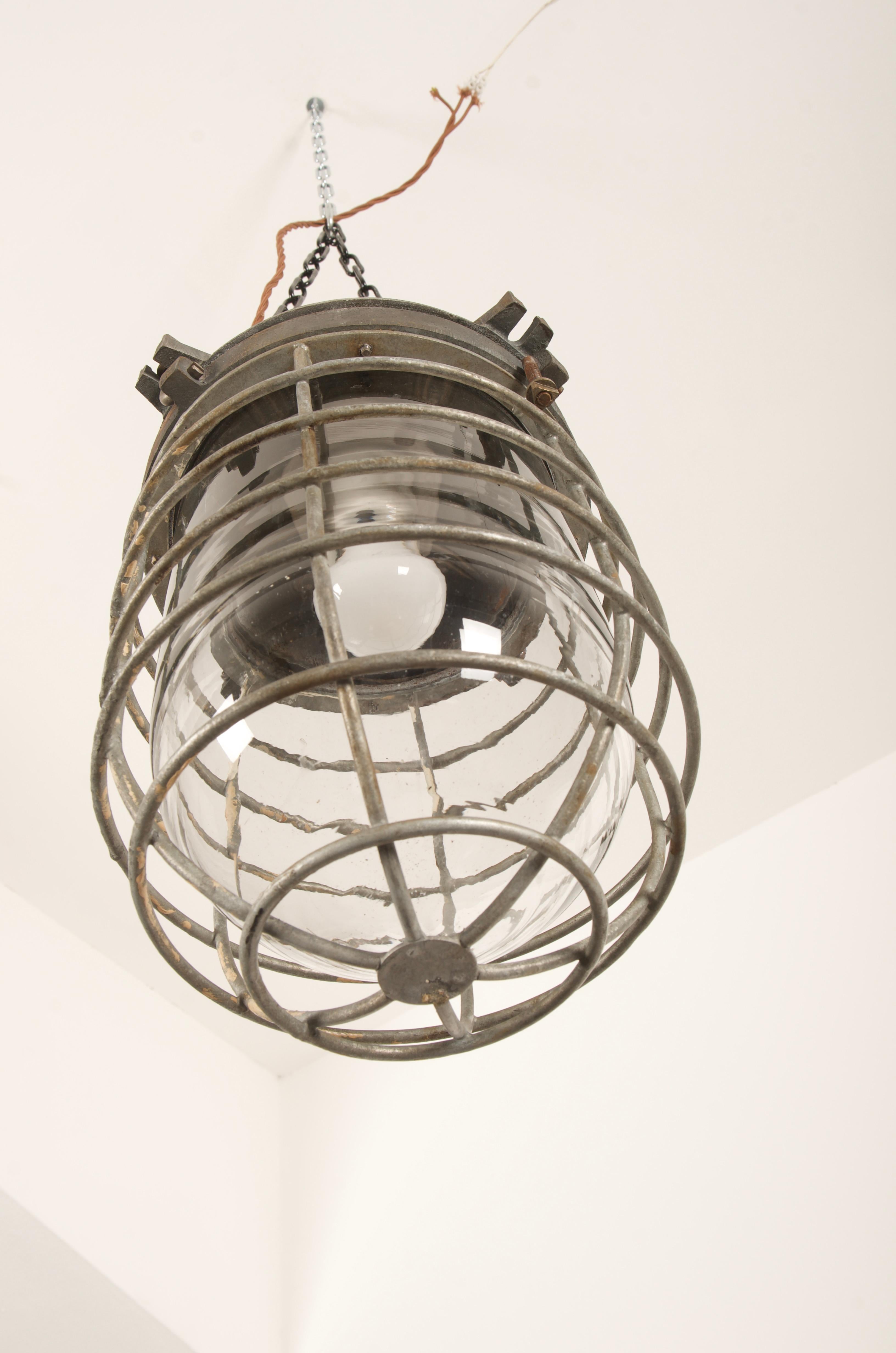 Große schwedische Vintage-Werkstatt-Industrielampe (Stahl) im Angebot