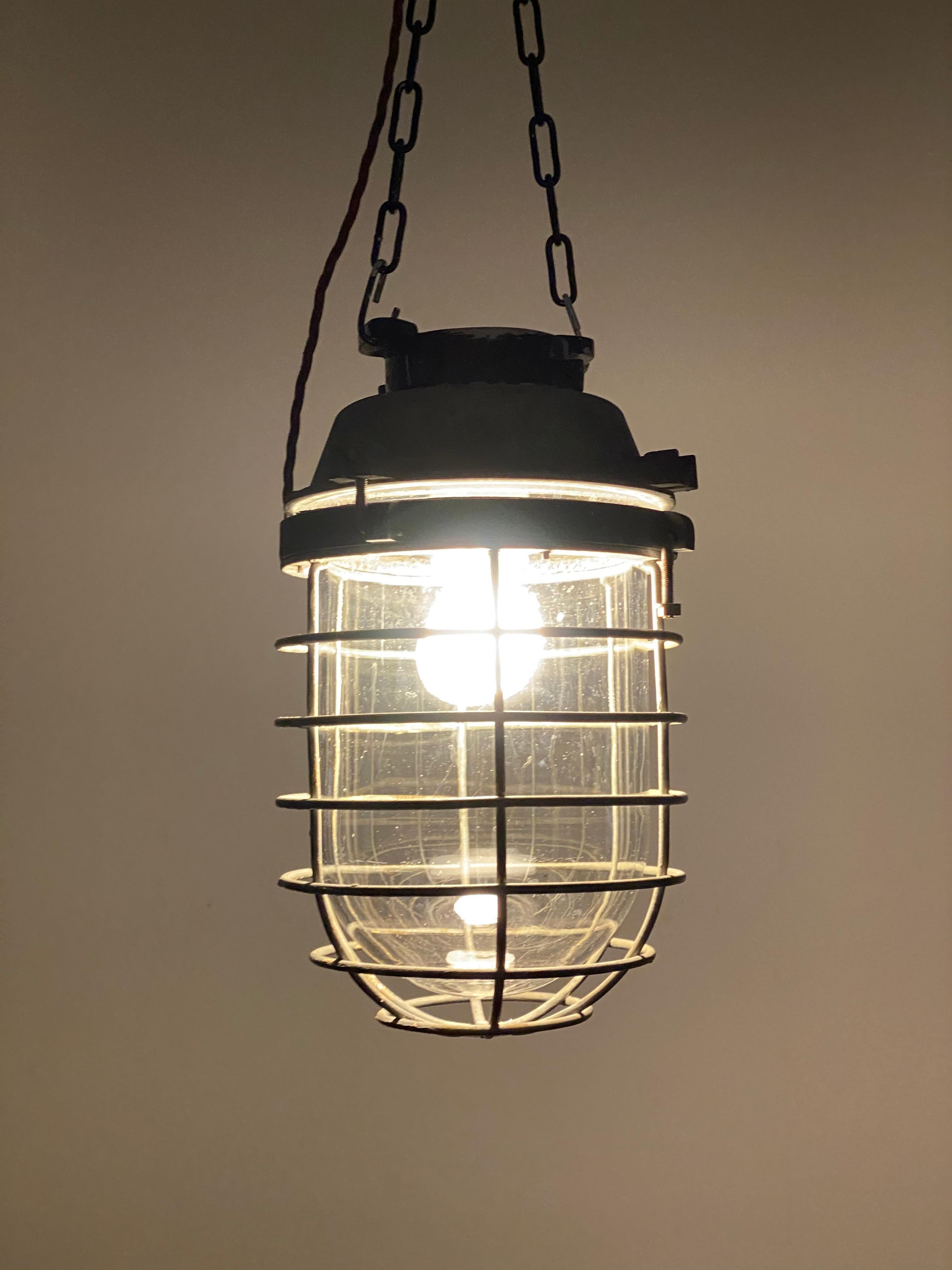 Große schwedische Vintage-Werkstatt-Industrielampe im Angebot 1