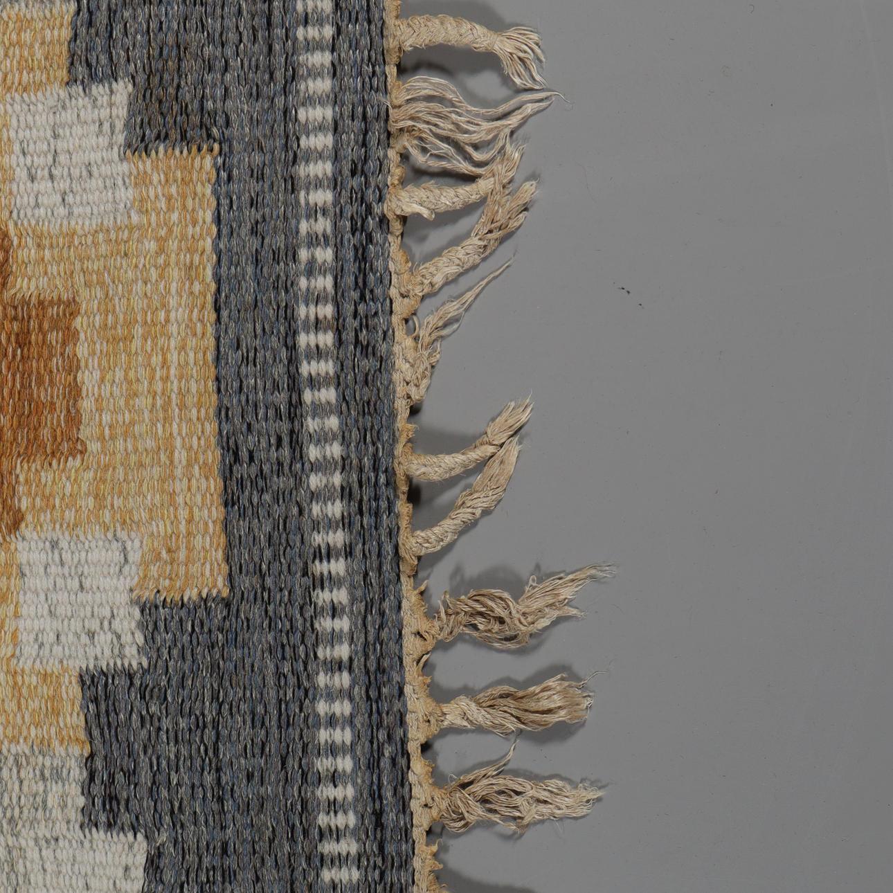 Schwedischer Flachgewebe-Teppich aus der Mitte des Jahrhunderts, signiert von Ingegerd Silow  (Handgewebt) im Angebot