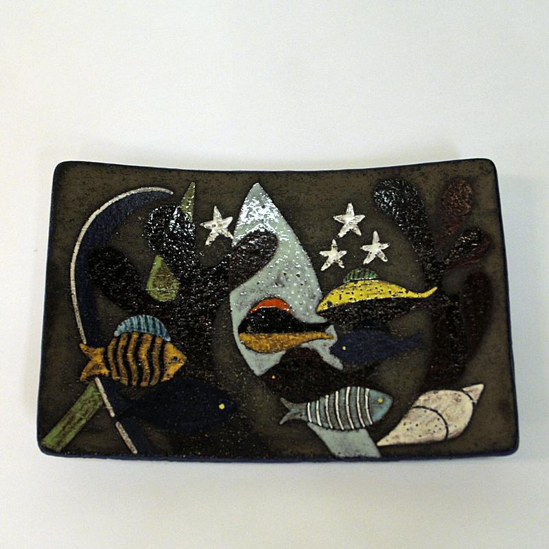 Precious Swedish Mid-Century Modern ceramic plate model Spectra by Anna-Lisa Thomson for Upsala Ekeby Sweden 1960s. Handpainted chamotte ceramic with a rectangular curved shape. Great colorful paintings of tropic meditteranian fishes, seastars and
