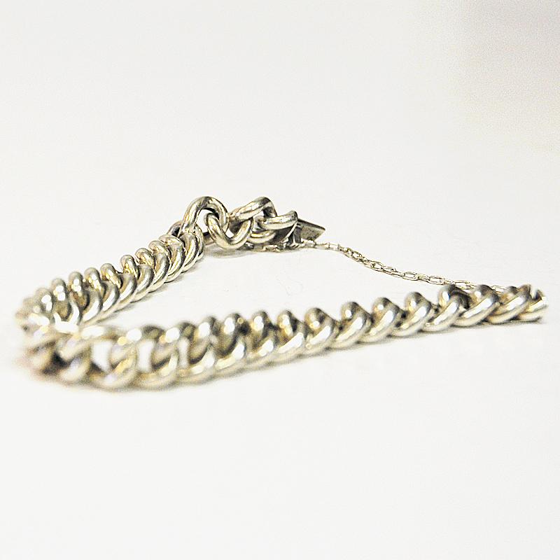 Midcentury silver chain bracelet in good vintage condition. A Classic bracelet looking good for everyday wear and for the parties, Sweden, 1970s. Unknown designer and manufacturer. Silver stamped 830. Nice patina.

Size: 8 cm D, 1 cm W.