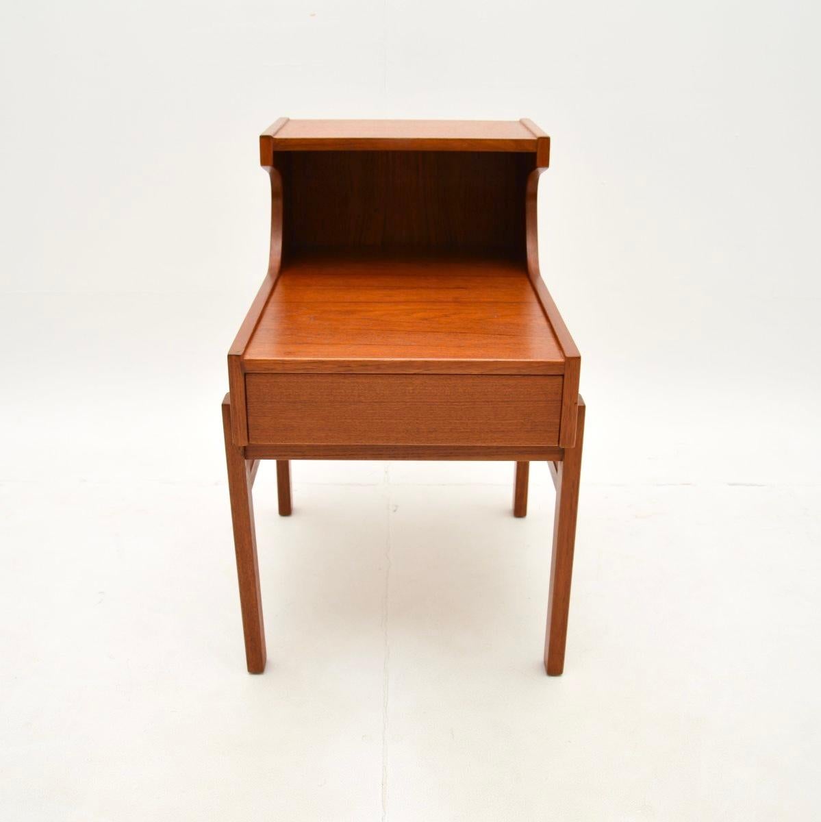 Schwedischer Vintage Teak Nachttisch / Beistelltisch (Moderne der Mitte des Jahrhunderts) im Angebot