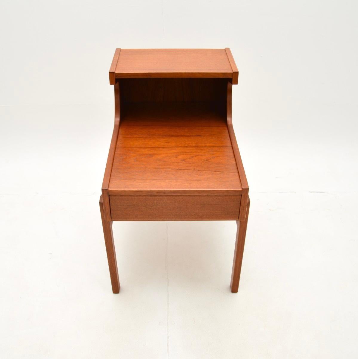 Schwedischer Vintage Teak Nachttisch / Beistelltisch im Zustand „Gut“ im Angebot in London, GB