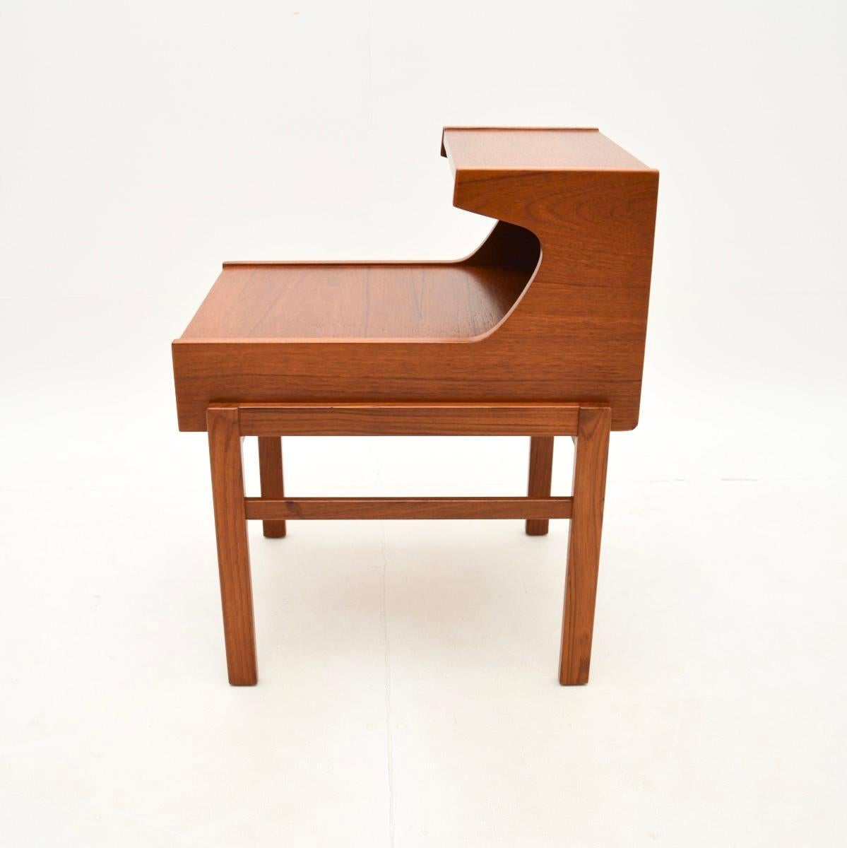 Schwedischer Vintage Teak Nachttisch / Beistelltisch (Mitte des 20. Jahrhunderts) im Angebot