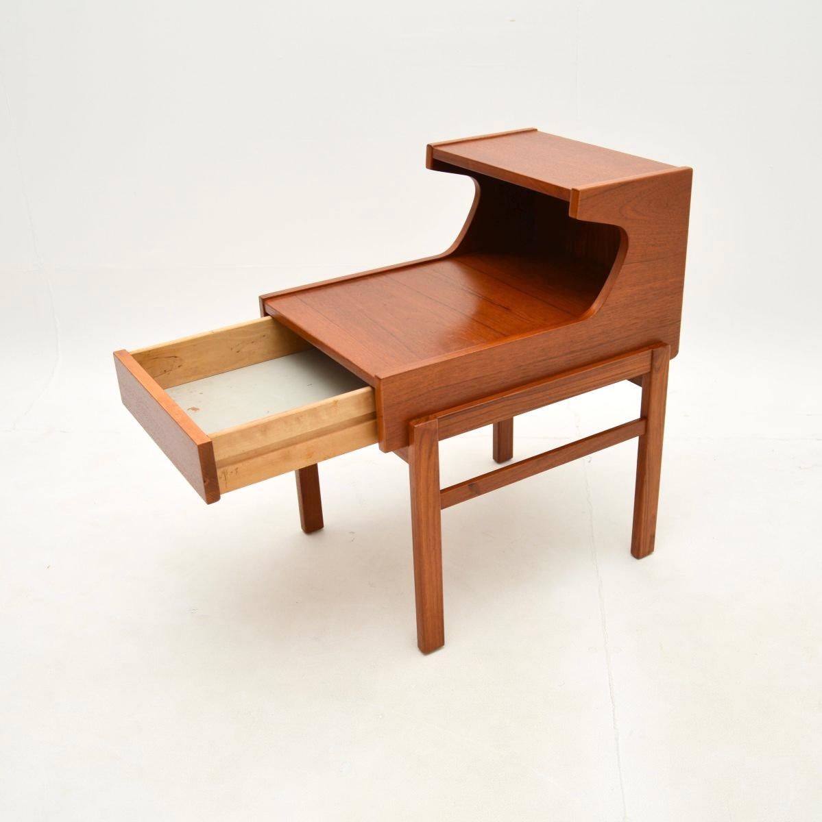 Schwedischer Vintage Teak Nachttisch / Beistelltisch (Teakholz) im Angebot