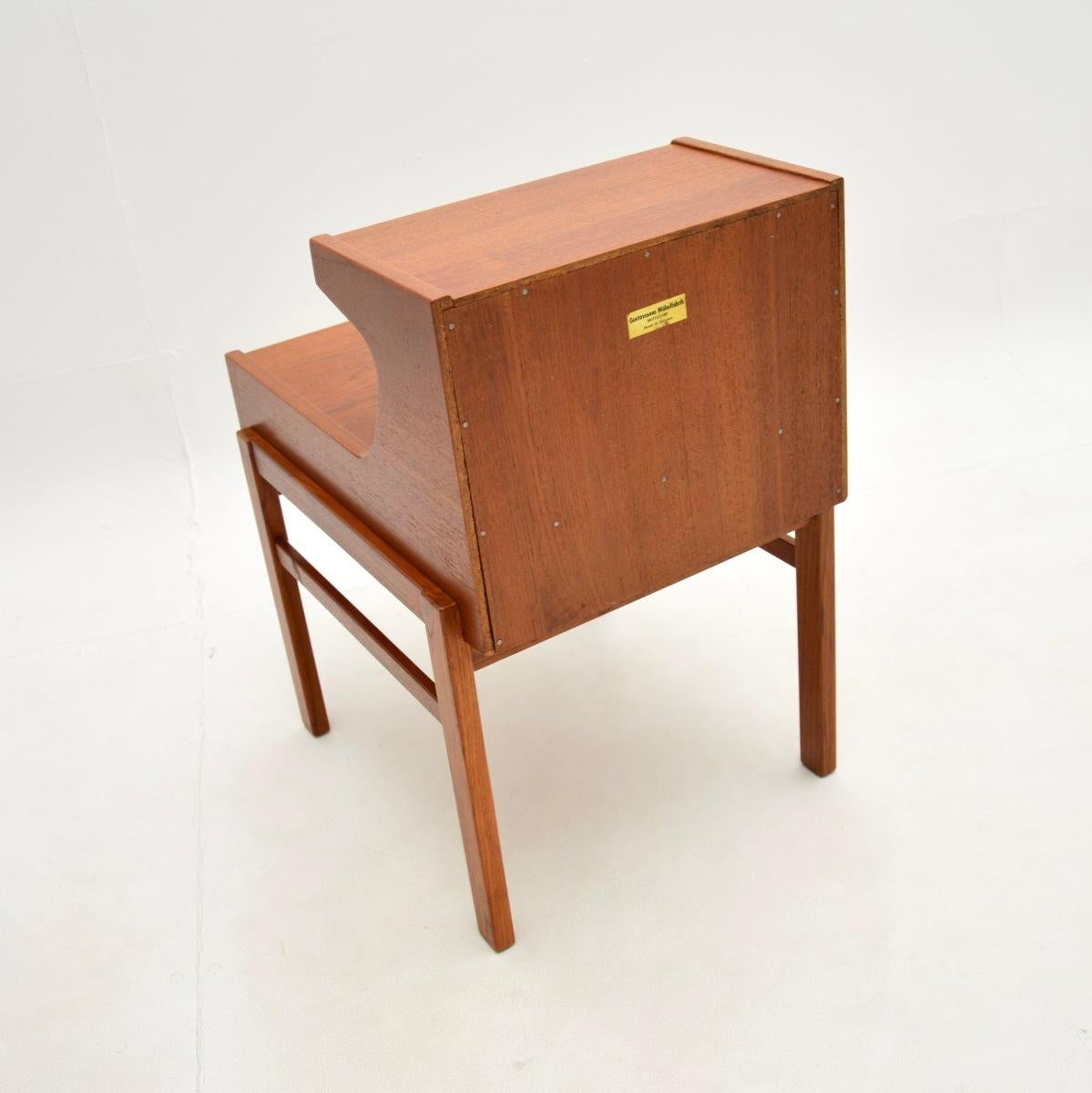 Schwedischer Vintage Teak Nachttisch / Beistelltisch im Angebot 1