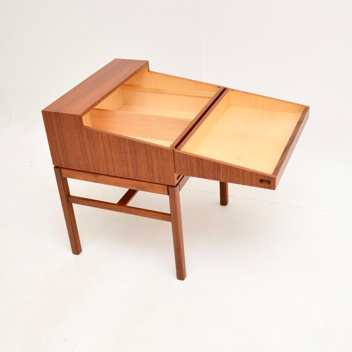 Preciosa y poco común mesa auxiliar / caja de trabajo de teca sueca de época, obra de Sven Engstrom y Gunnar Myrstrand. Fabricado en Suecia por Tingstroms, data de la década de 1960.

Es de una calidad estupenda y tiene un diseño útil y elegante. La