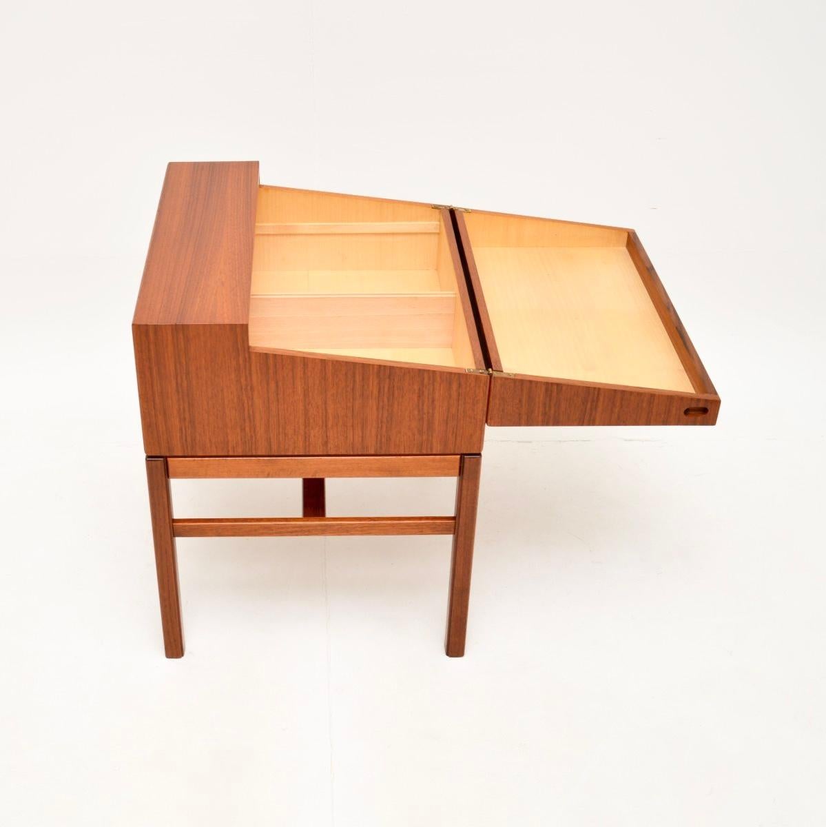 Caja de trabajo / mesa auxiliar de teca sueca vintage de Sven Engstrom y Gunnar Myrstrand Moderno de mediados de siglo en venta