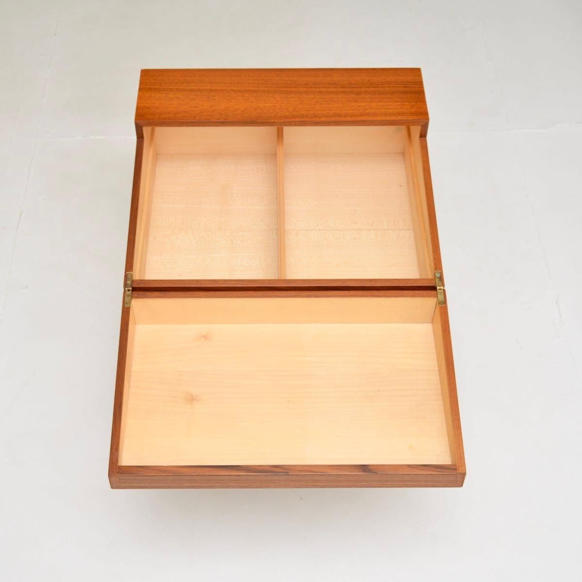 Caja de trabajo / mesa auxiliar de teca sueca vintage de Sven Engstrom y Gunnar Myrstrand Sueco en venta