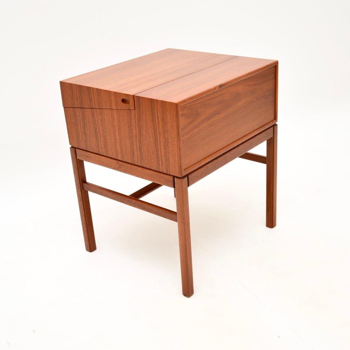 Caja de trabajo / mesa auxiliar de teca sueca vintage de Sven Engstrom y Gunnar Myrstrand mediados del siglo XX en venta