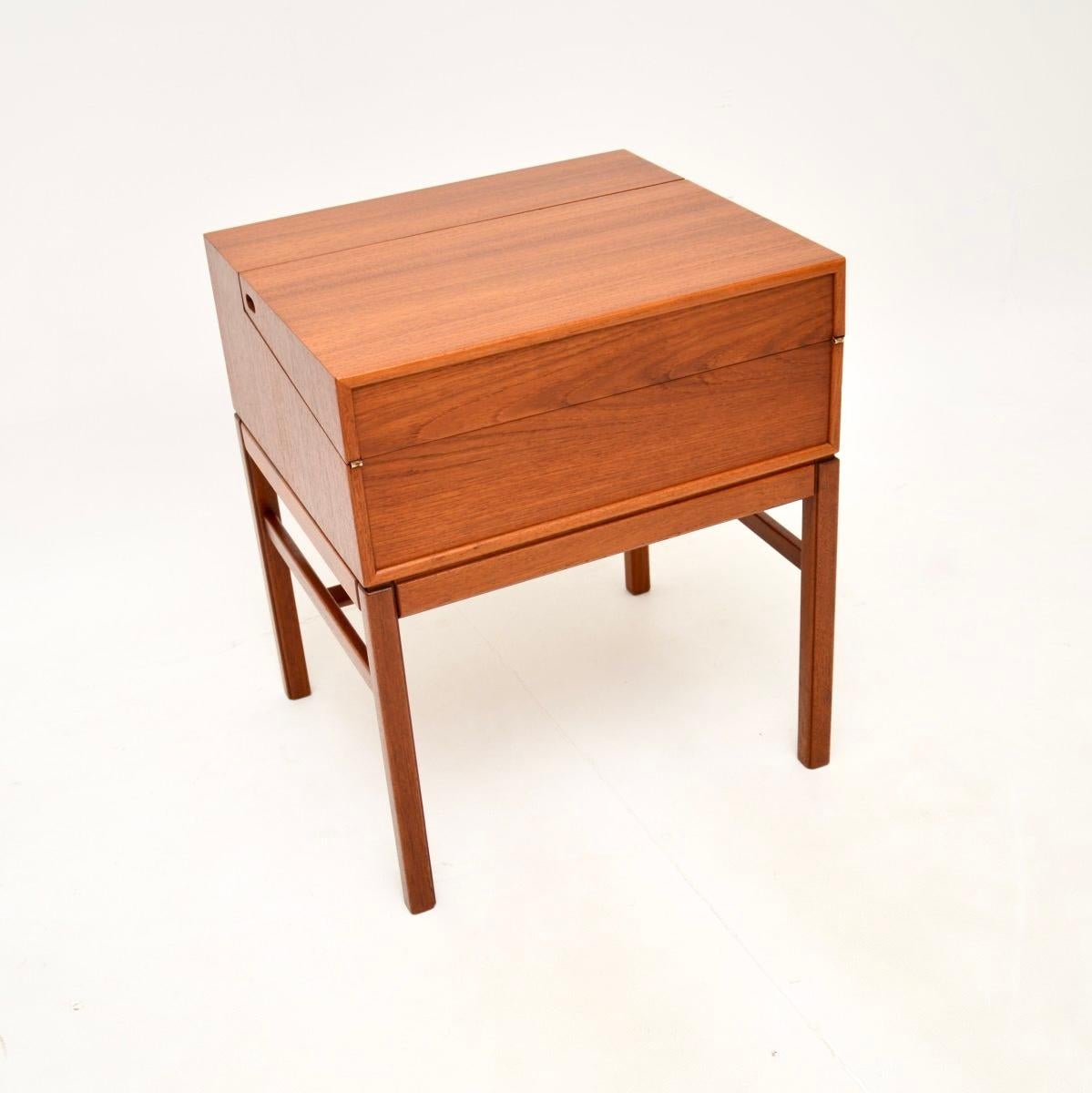 Caja de trabajo / mesa auxiliar de teca sueca vintage de Sven Engstrom y Gunnar Myrstrand Teca en venta