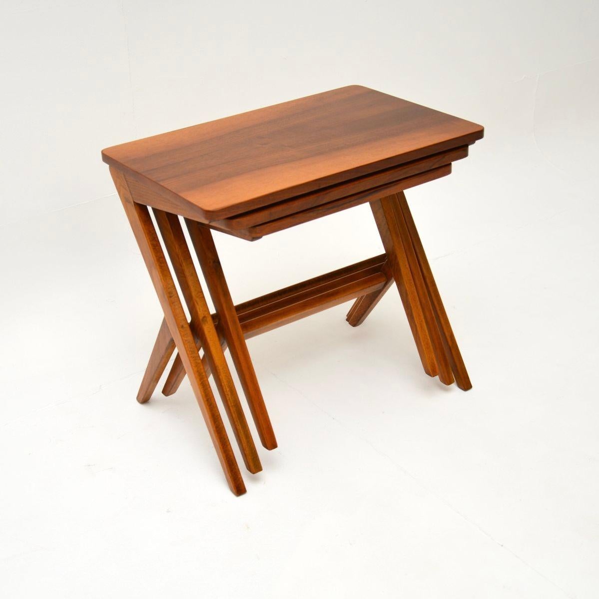 Un elegante e iconico nido di tavoli svedesi vintage in noce di Bengt Ruda. Sono state importate di recente dalla Svezia, risalgono agli anni '1950.

Oltre a essere molto eleganti, sono anche di ottima qualità e hanno un design molto utile. I piani