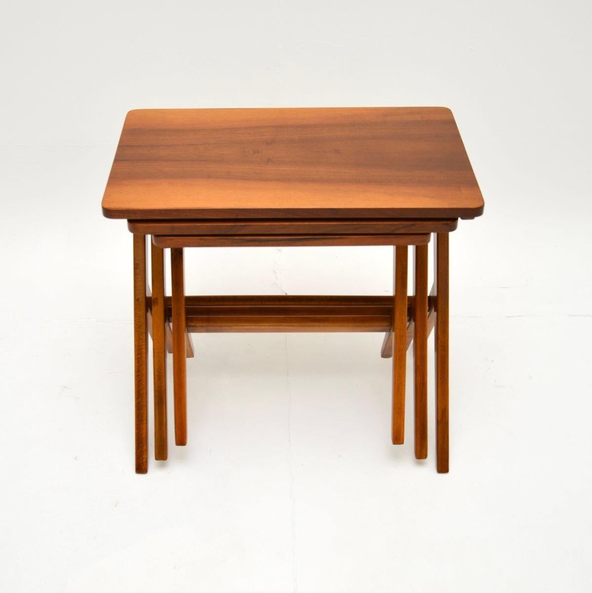 Mid-Century moderno Nido di tavoli svedesi in noce vintage di Bengt Ruda in vendita