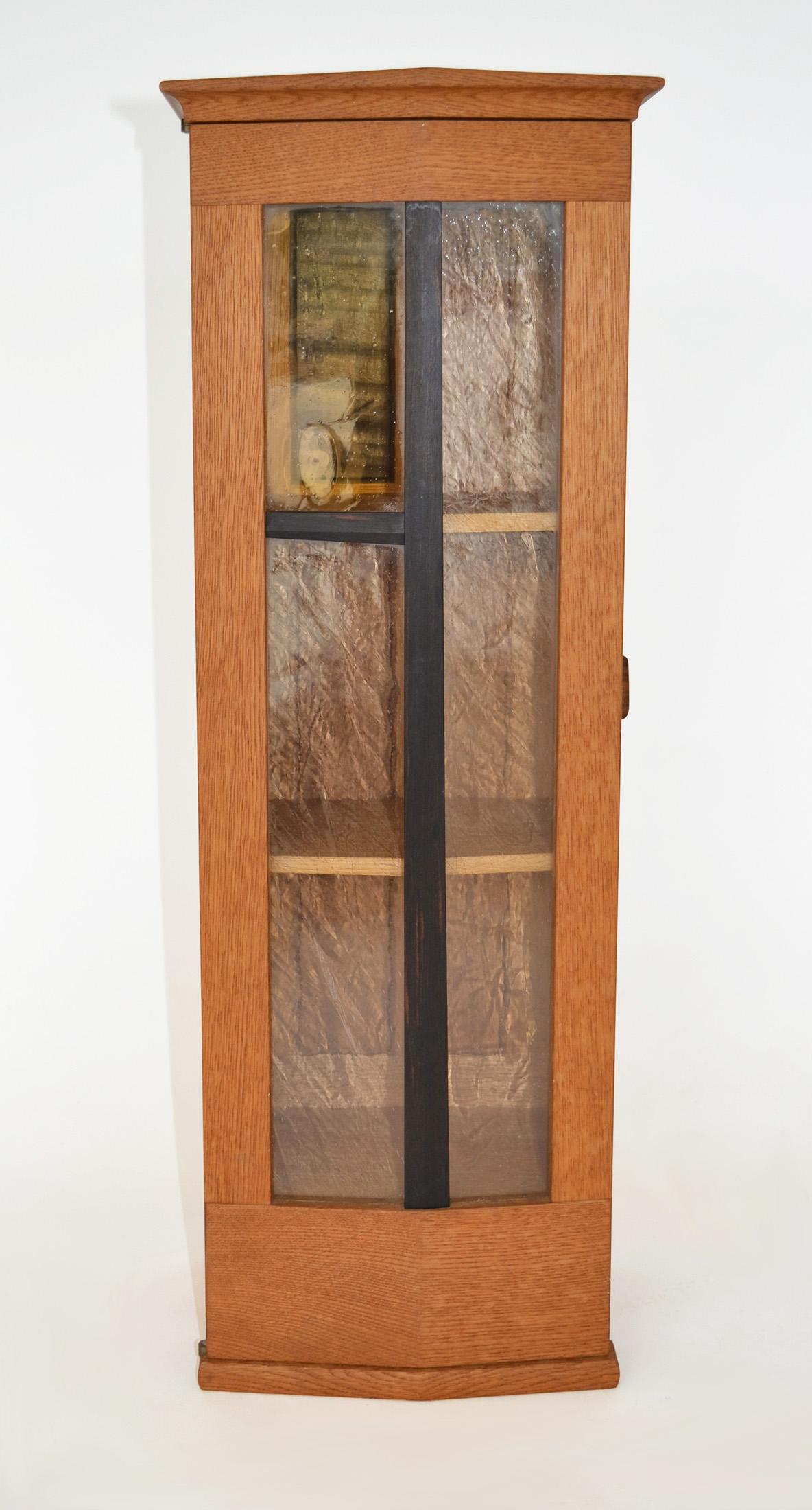 Armadio da parete svedese di Mats David Gahrn Studio Gustavian, anni '80, Svezia
MATS DAVID GAHRN. Armadio da parete Studio A in oak, oak annerito e teak con porta a cattedrale in vetro smaltato, cassetto inferiore e due ripiani, 1987. 10 