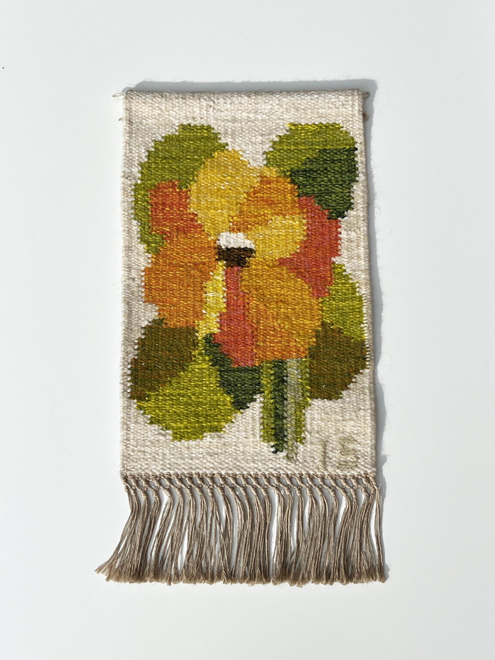 Handwoven wall hanging ”Krasse” rölakan, by Ingegerd Silow. Signed IS. 
Measurements on the back of the wall hanging says 28x40 cm, measurements with the fringes 28x55 cm.
Good vintage condition, wear and patina consistent with age and use. 
