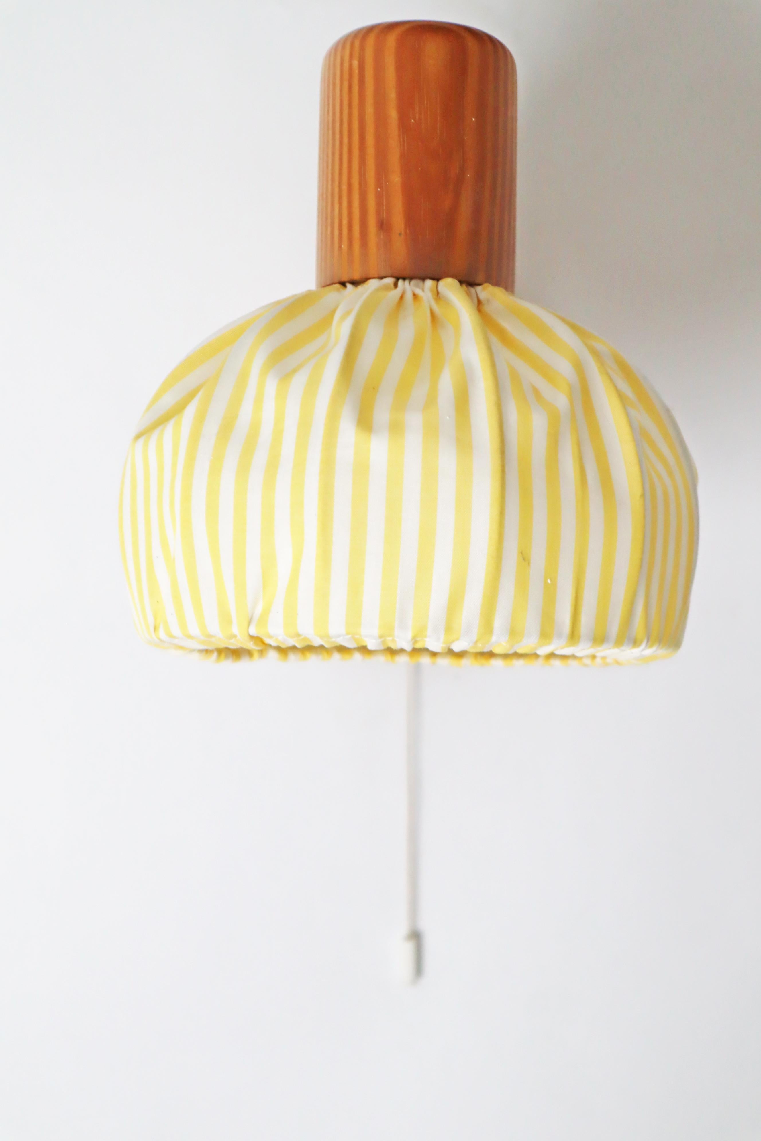 Lampe murale suédoise en bois de pin avec abat-jour en tissu jaune et blanc en vente 2