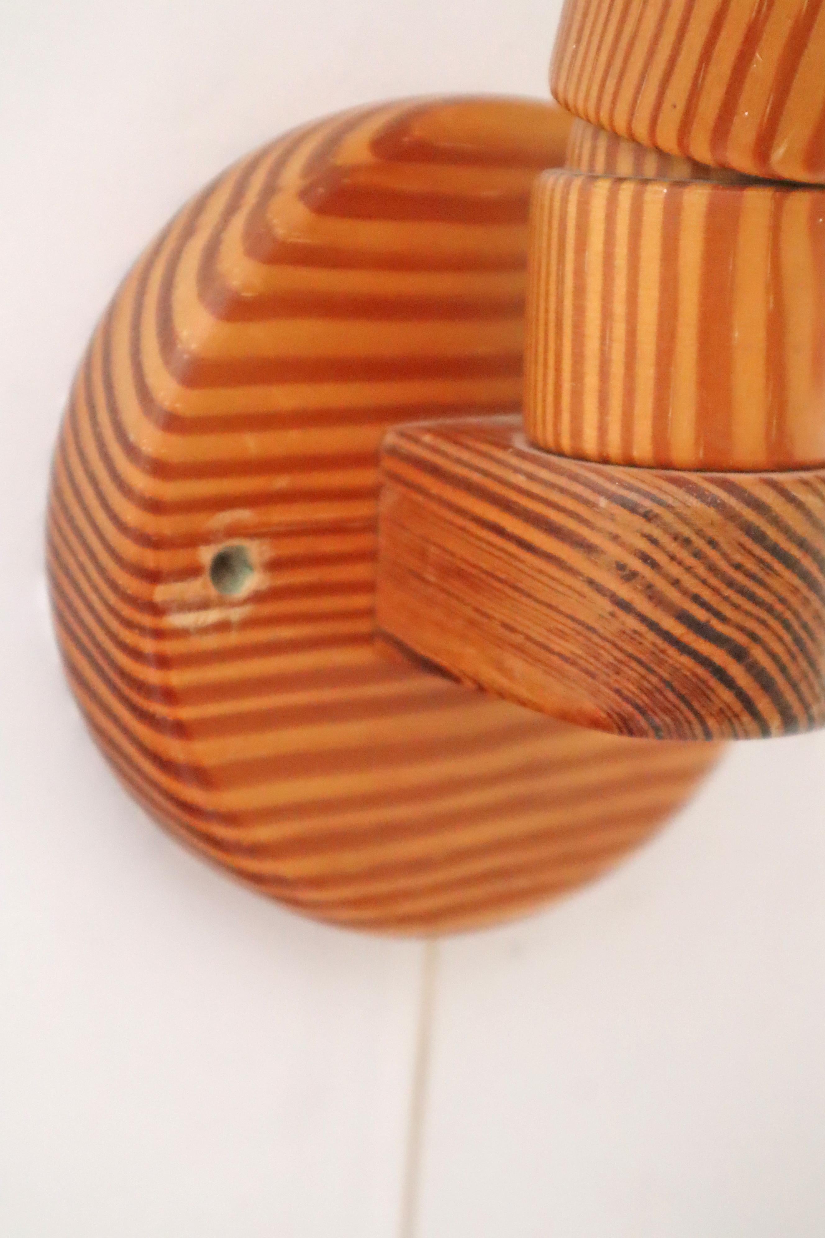 Lampe murale suédoise en bois de pin avec abat-jour en tissu jaune et blanc en vente 3