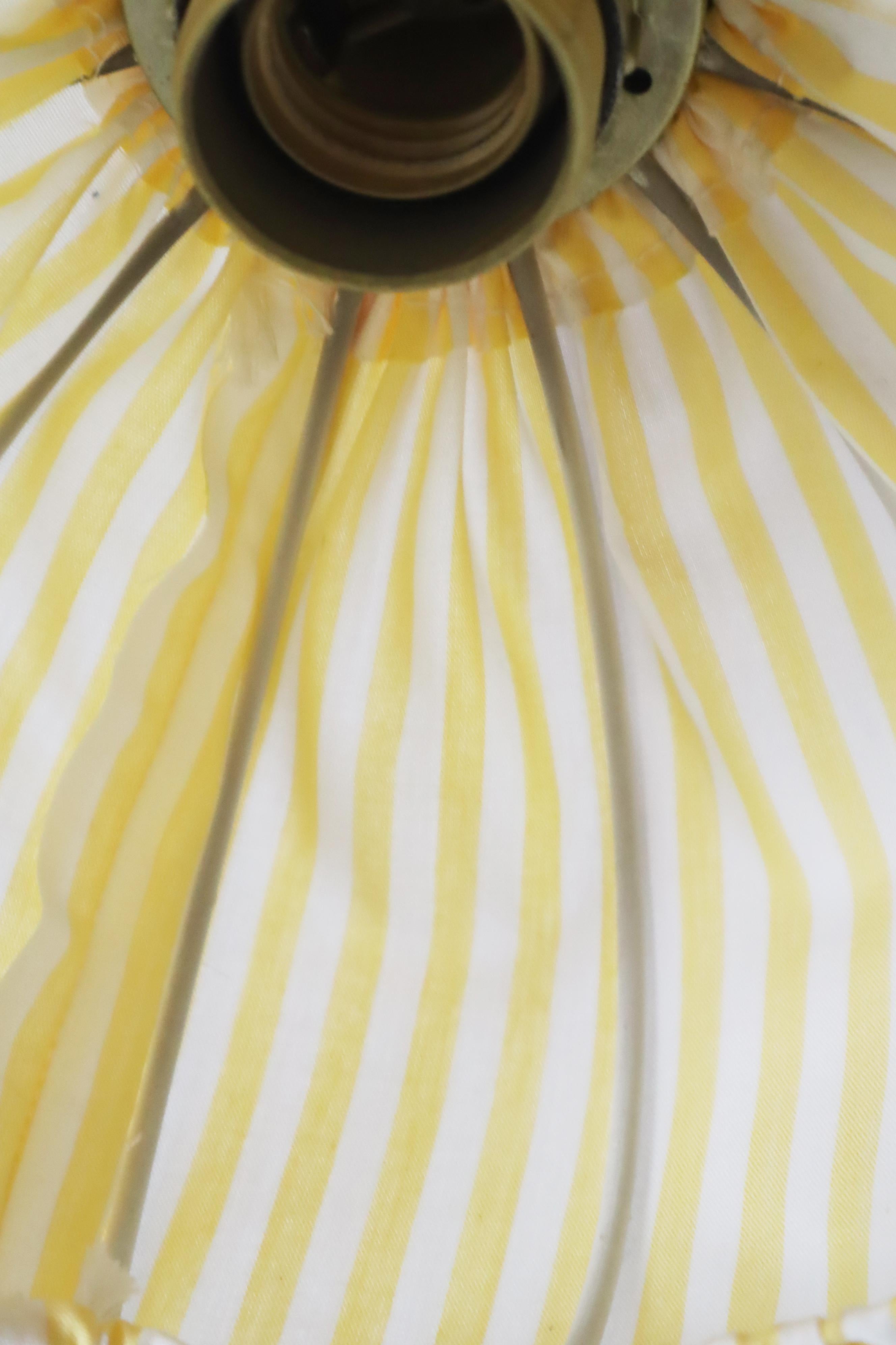 Lampe murale suédoise en bois de pin avec abat-jour en tissu jaune et blanc en vente 5