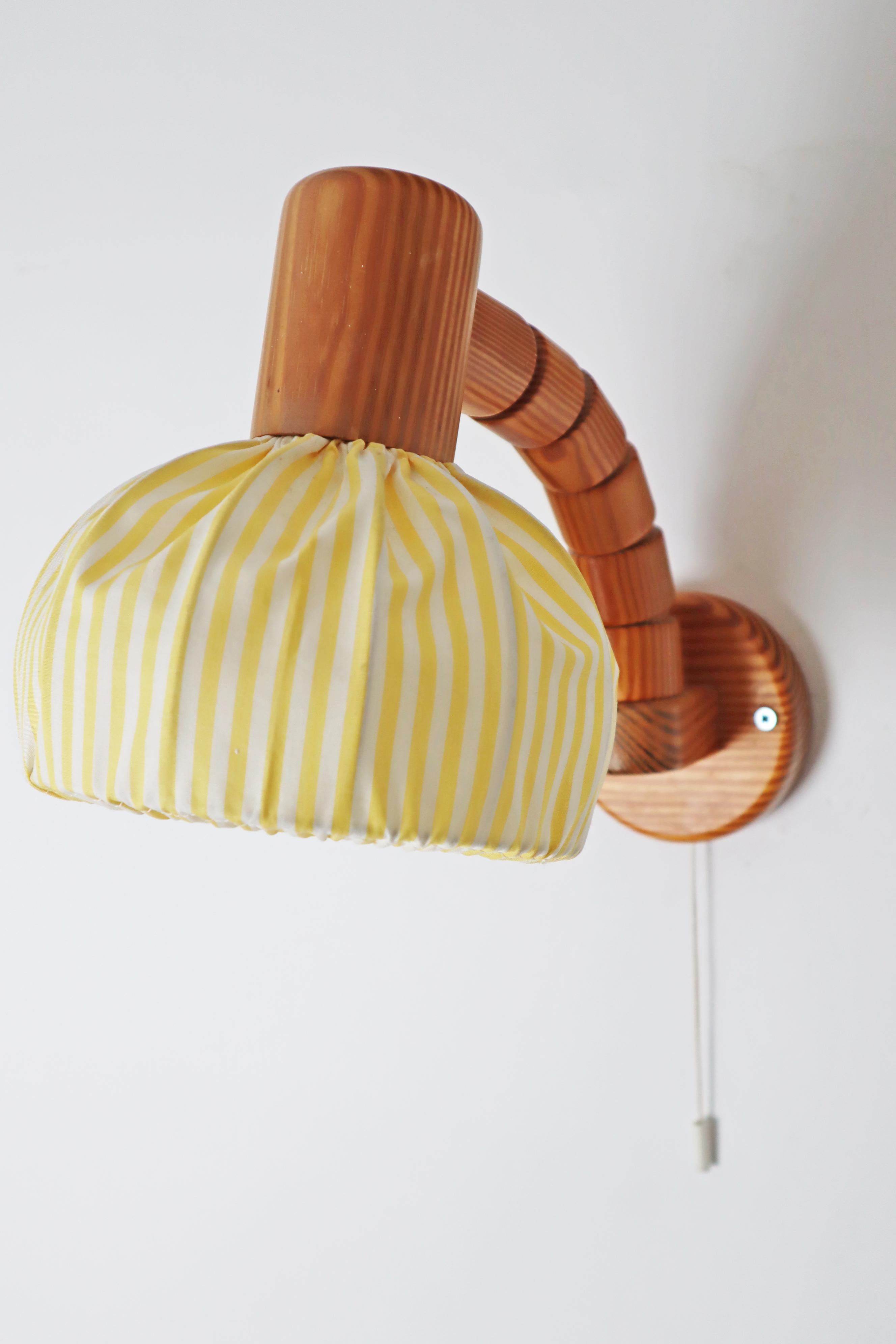 Lampe murale suédoise en bois de pin avec abat-jour en tissu jaune et blanc en vente 6