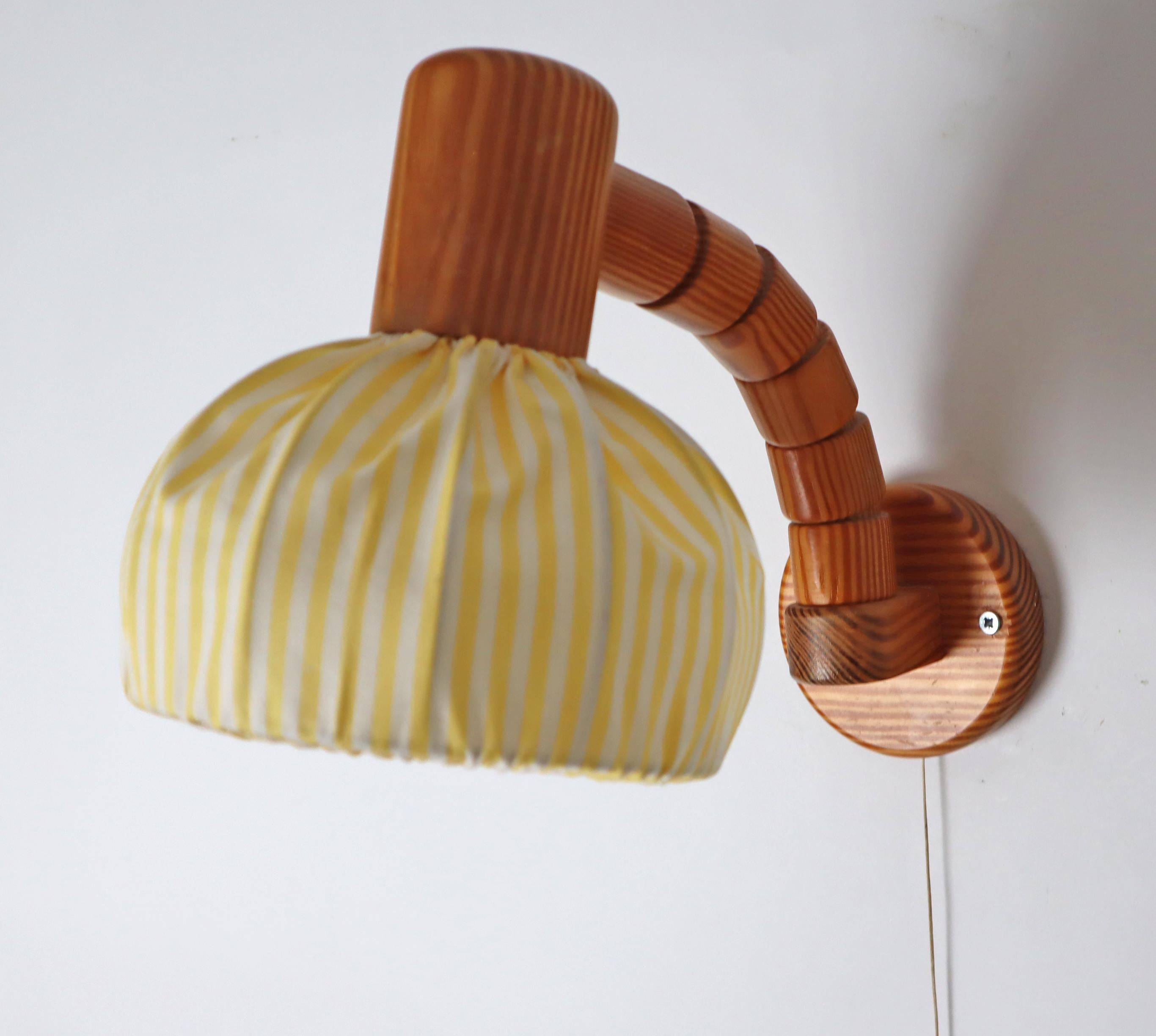Lampe murale suédoise en bois de pin avec abat-jour en tissu jaune et blanc en vente 7
