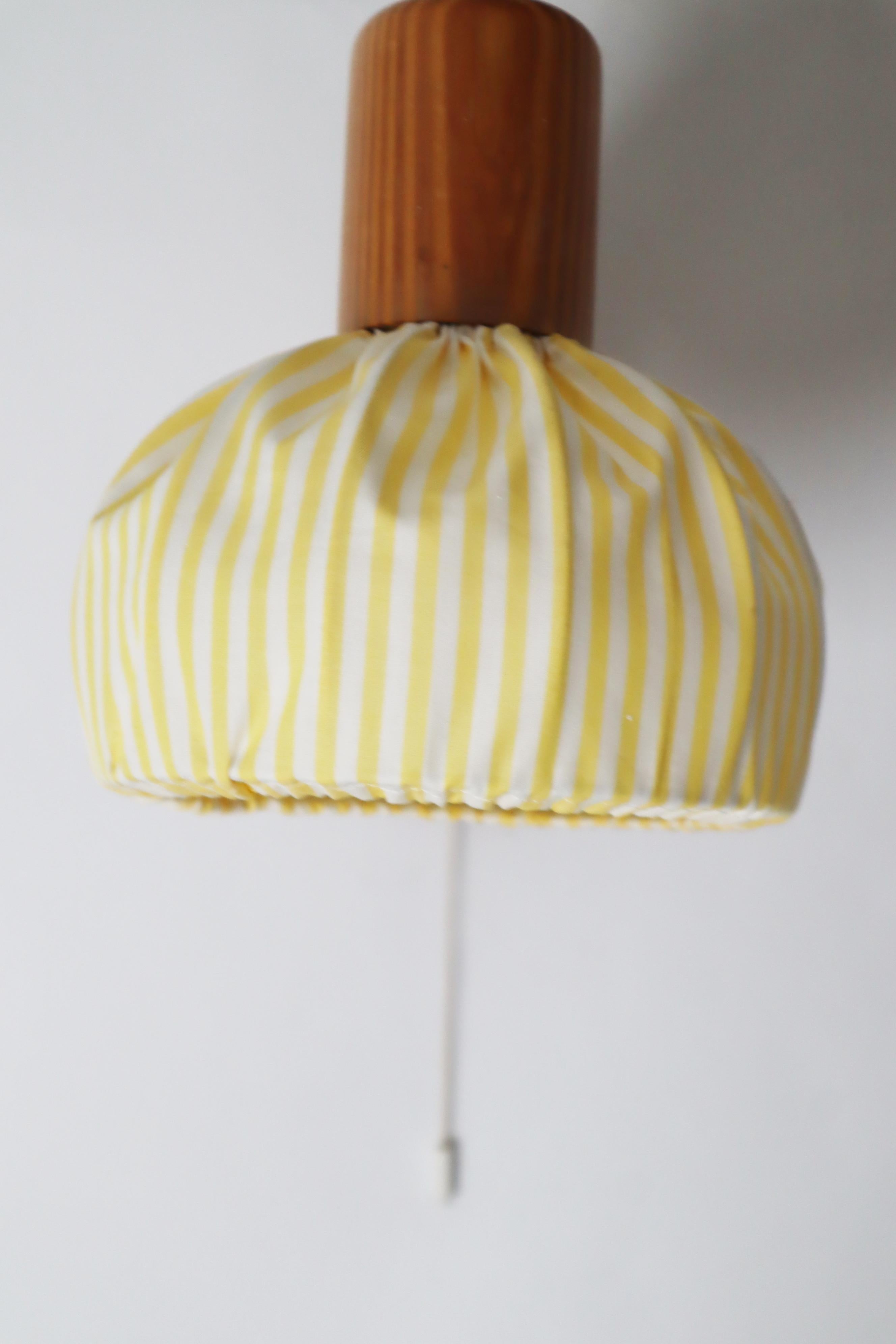 Lampe murale suédoise en bois de pin avec abat-jour en tissu jaune et blanc en vente 9