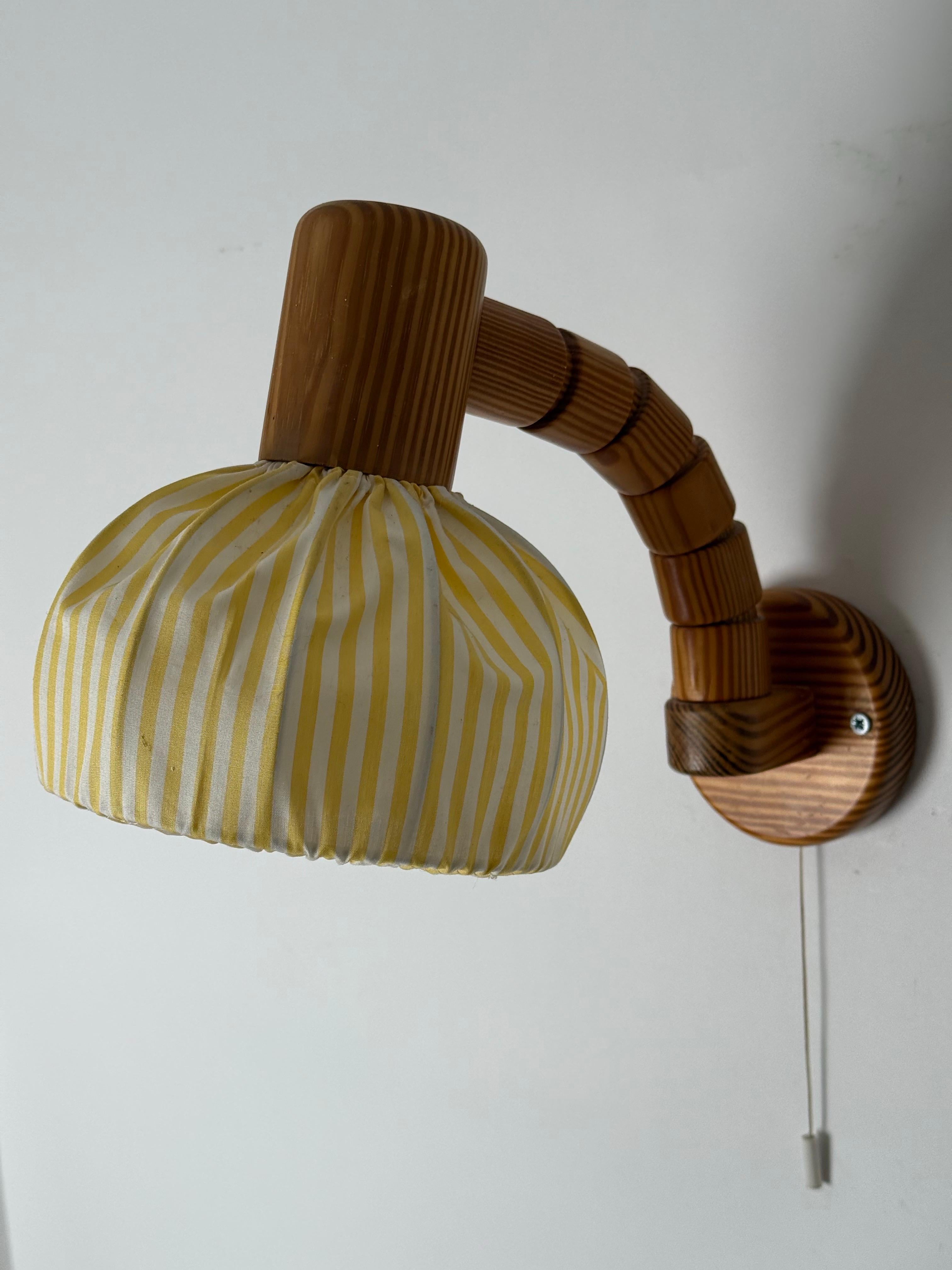 Scandinave moderne Lampe murale suédoise en bois de pin avec abat-jour en tissu jaune et blanc en vente