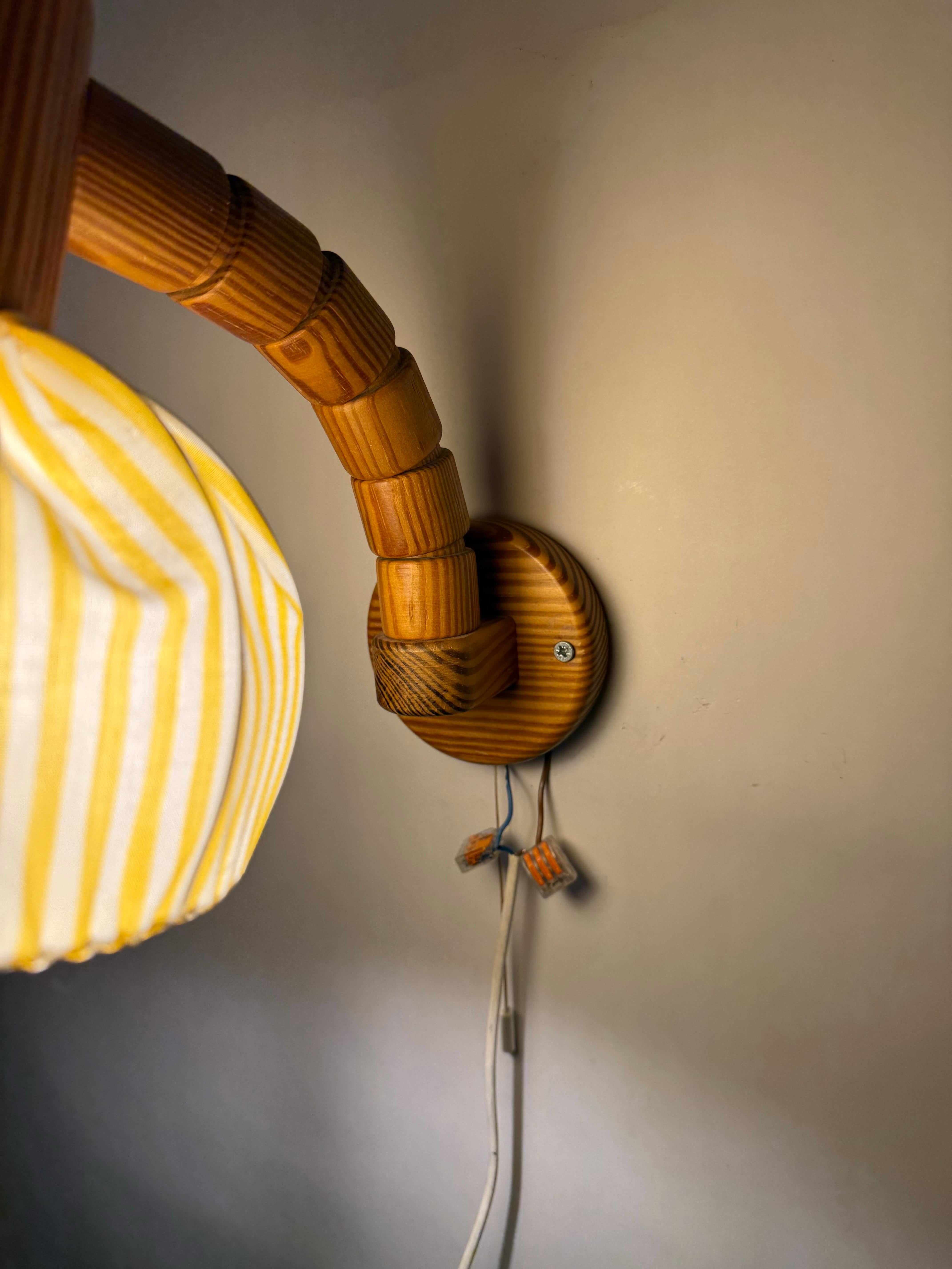 Suédois Lampe murale suédoise en bois de pin avec abat-jour en tissu jaune et blanc en vente