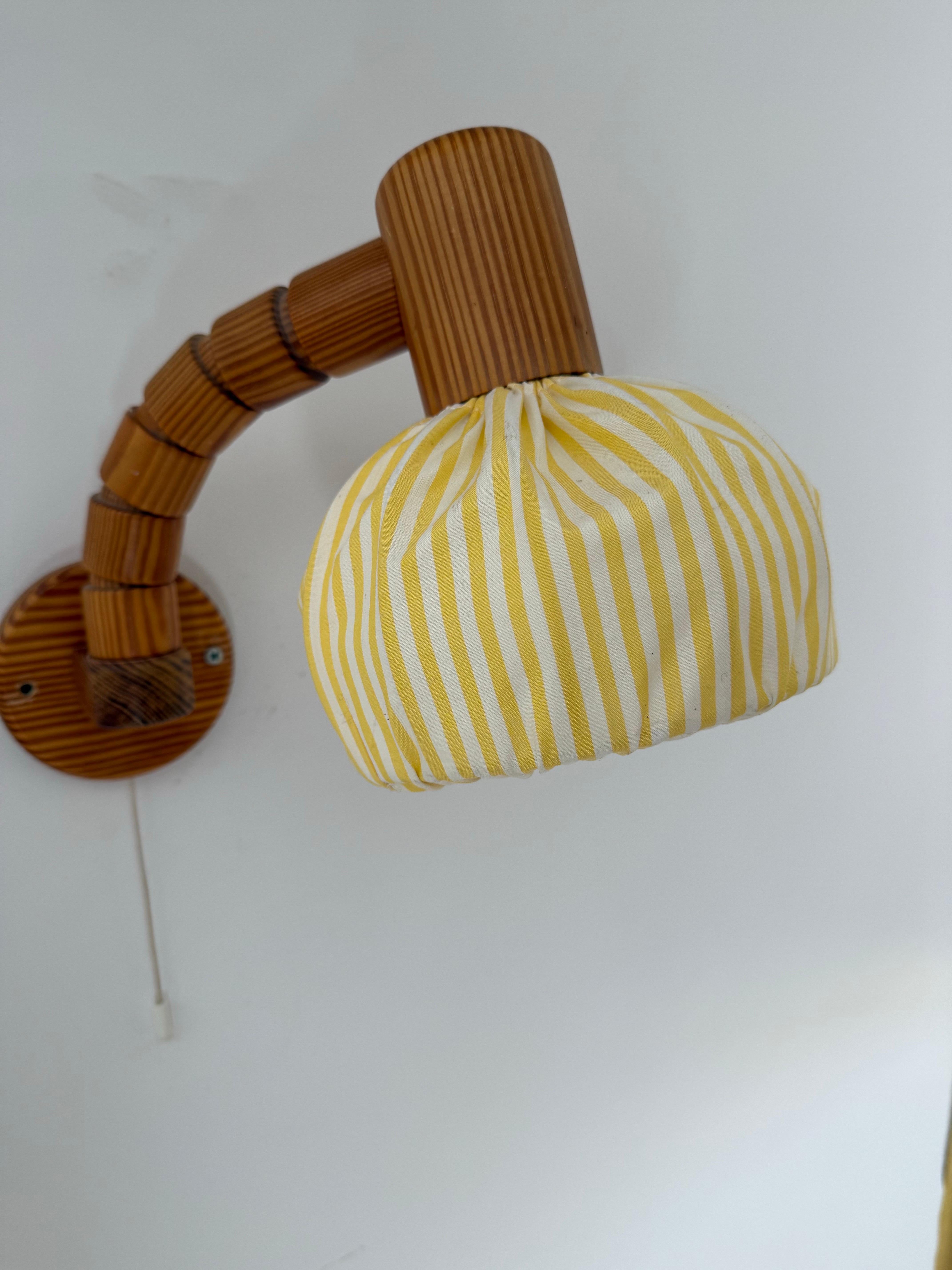 Fait main Lampe murale suédoise en bois de pin avec abat-jour en tissu jaune et blanc en vente
