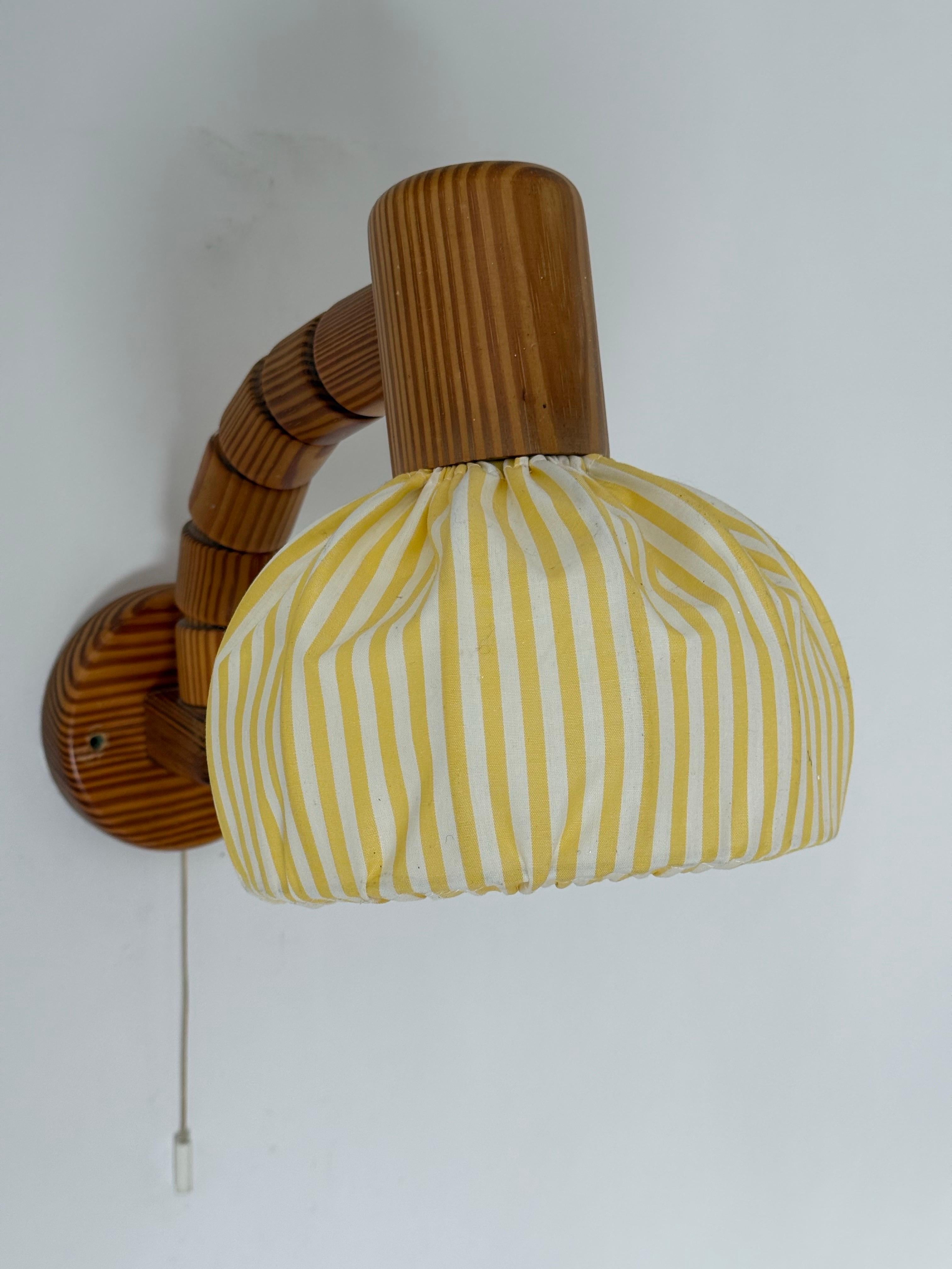 Lampe murale suédoise en bois de pin avec abat-jour en tissu jaune et blanc Bon état - En vente à Hannover, DE
