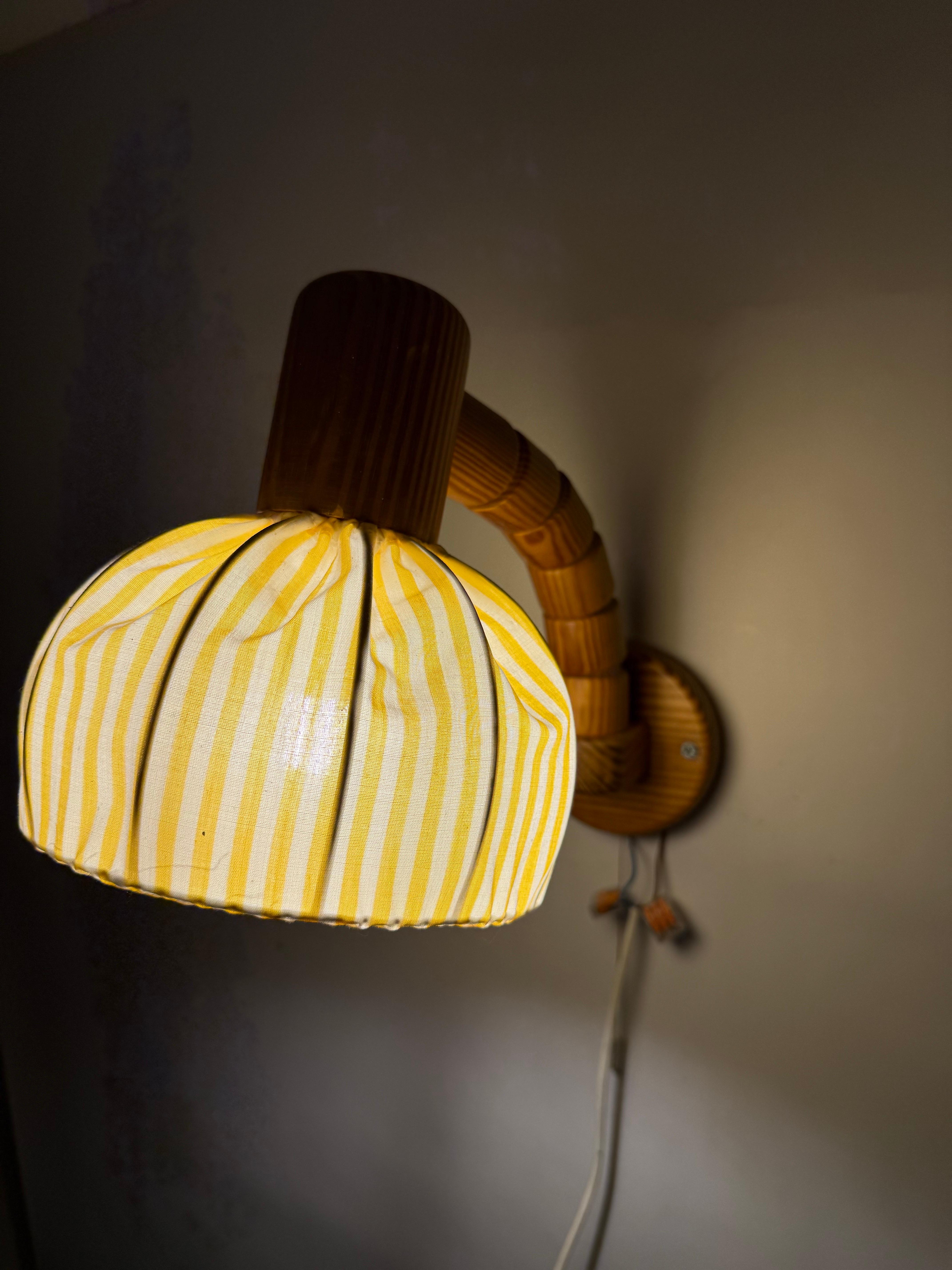 Fin du 20e siècle Lampe murale suédoise en bois de pin avec abat-jour en tissu jaune et blanc en vente