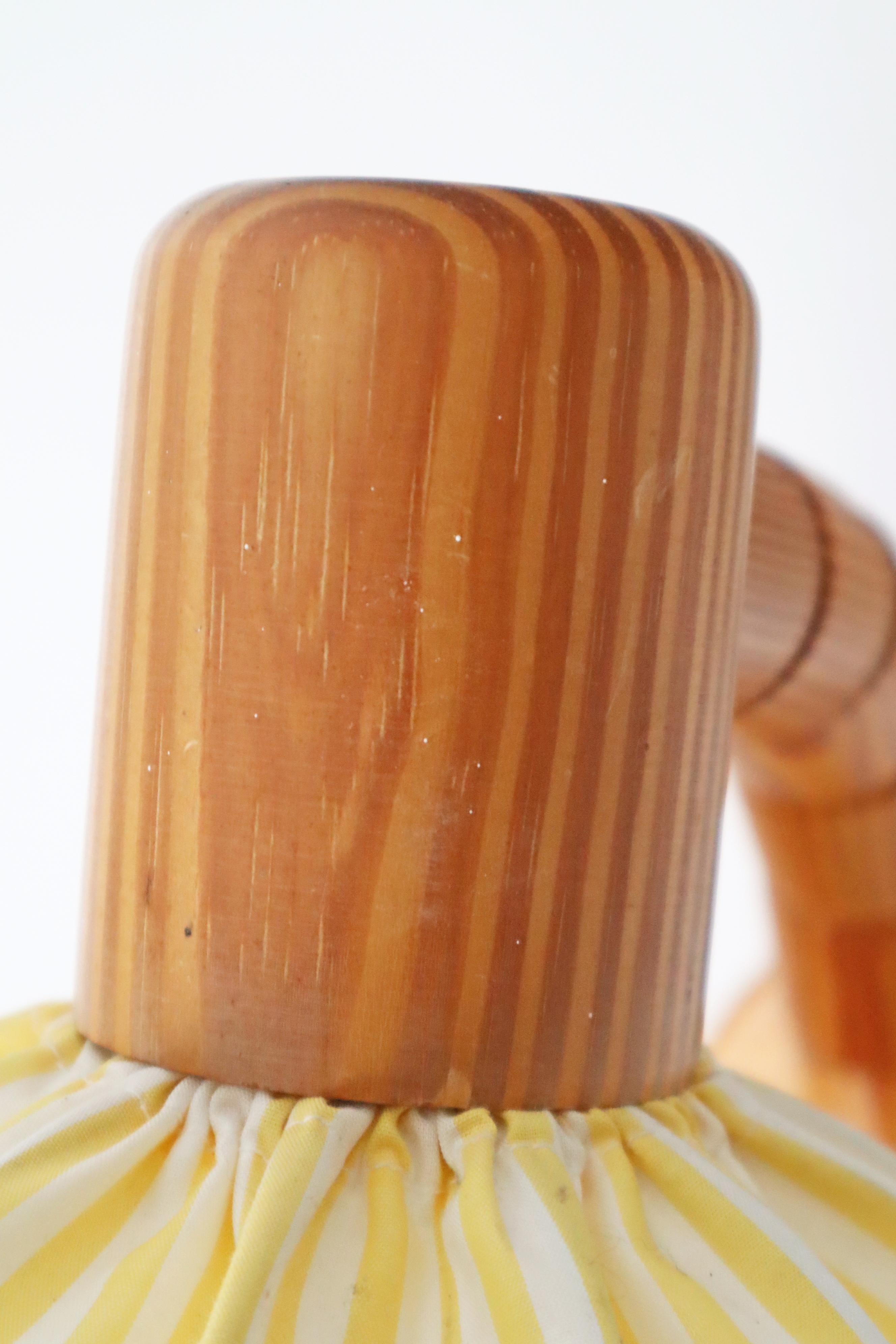 Coton Lampe murale suédoise en bois de pin avec abat-jour en tissu jaune et blanc en vente
