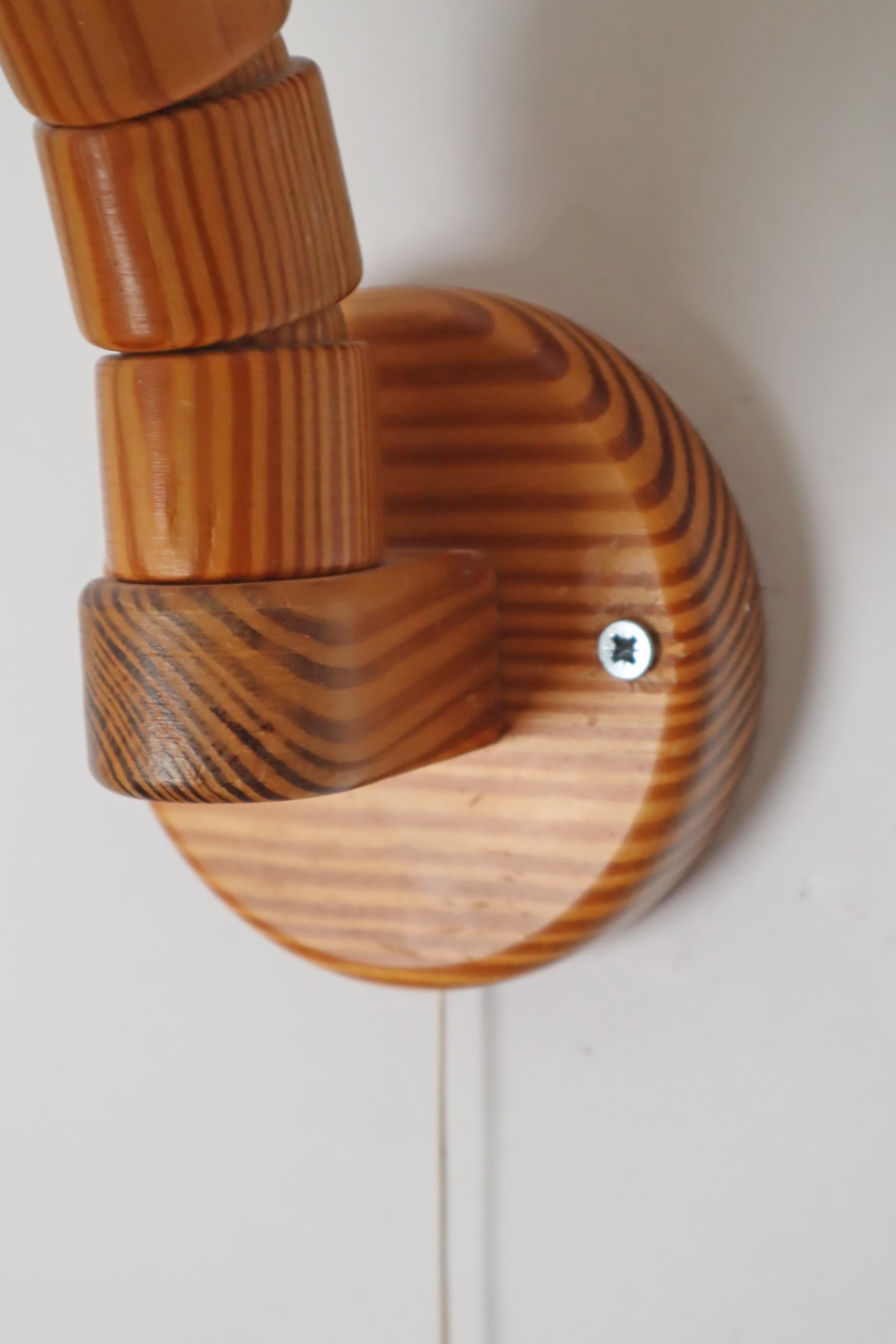 Lampe murale suédoise en bois de pin avec abat-jour en tissu jaune et blanc en vente 1