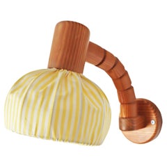 Lampe murale suédoise en bois de pin avec abat-jour en tissu jaune et blanc
