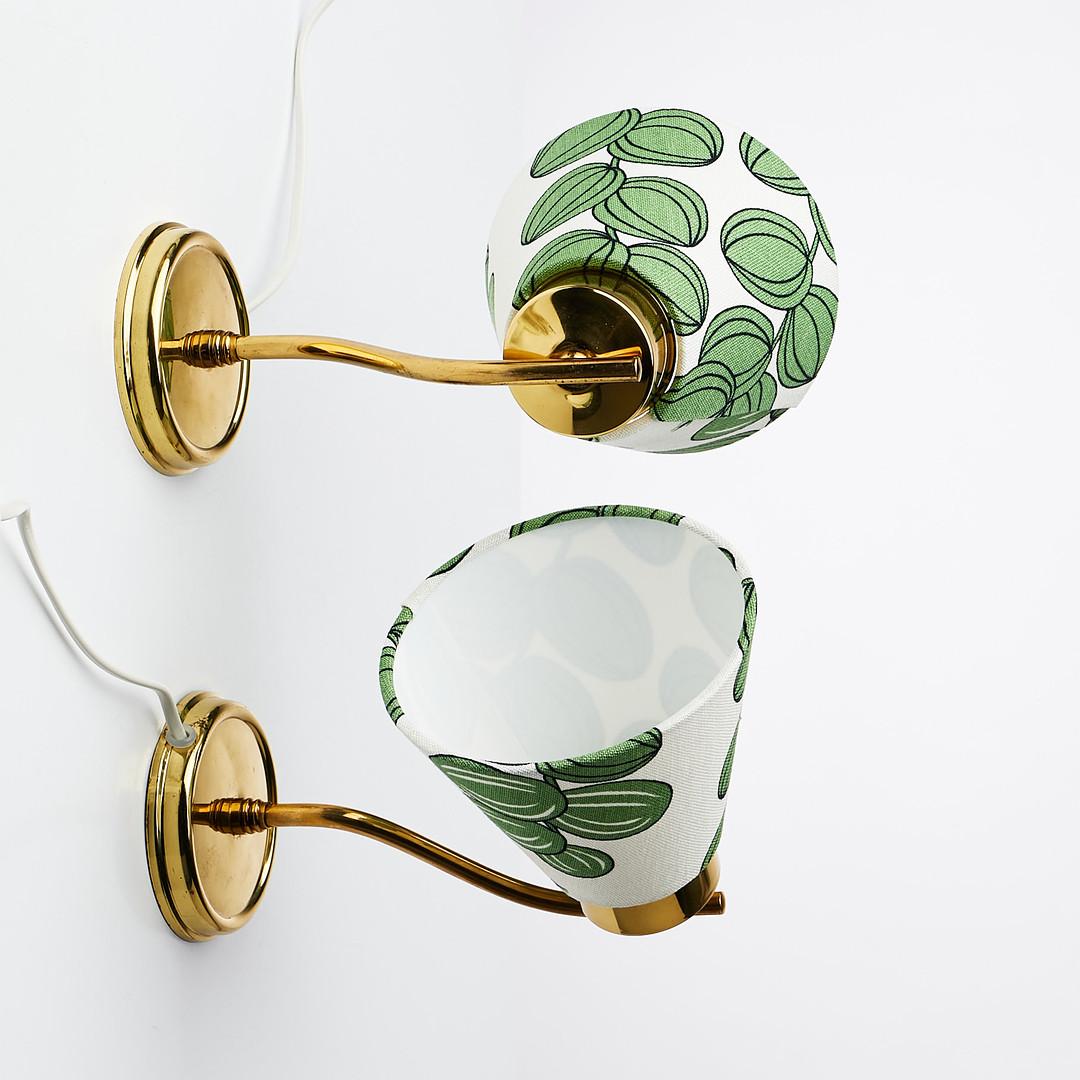 Paire d'élégantes appliques suédoises en laiton, conçues dans le style de Hans Bergström vers la fin du XXe siècle. Chaque lampe est équipée d'un abat-jour en tissu recouvert du célèbre motif 