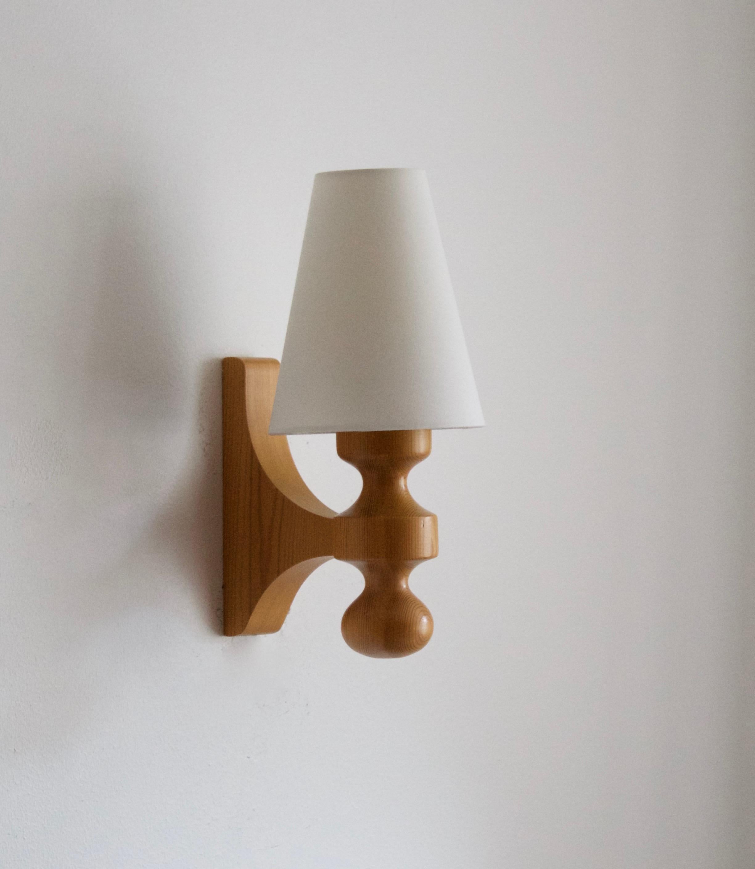 A sculptural solid pine wall light / sconce, Sweden, 1970s. Brand new lampshade.

Stated dimensions include lampshade. 

Other designers of the period include Axel Einar Hjorth, Roland Wilhelmsson, Charlotte Perriand, Pierre Chapo, and Yasha