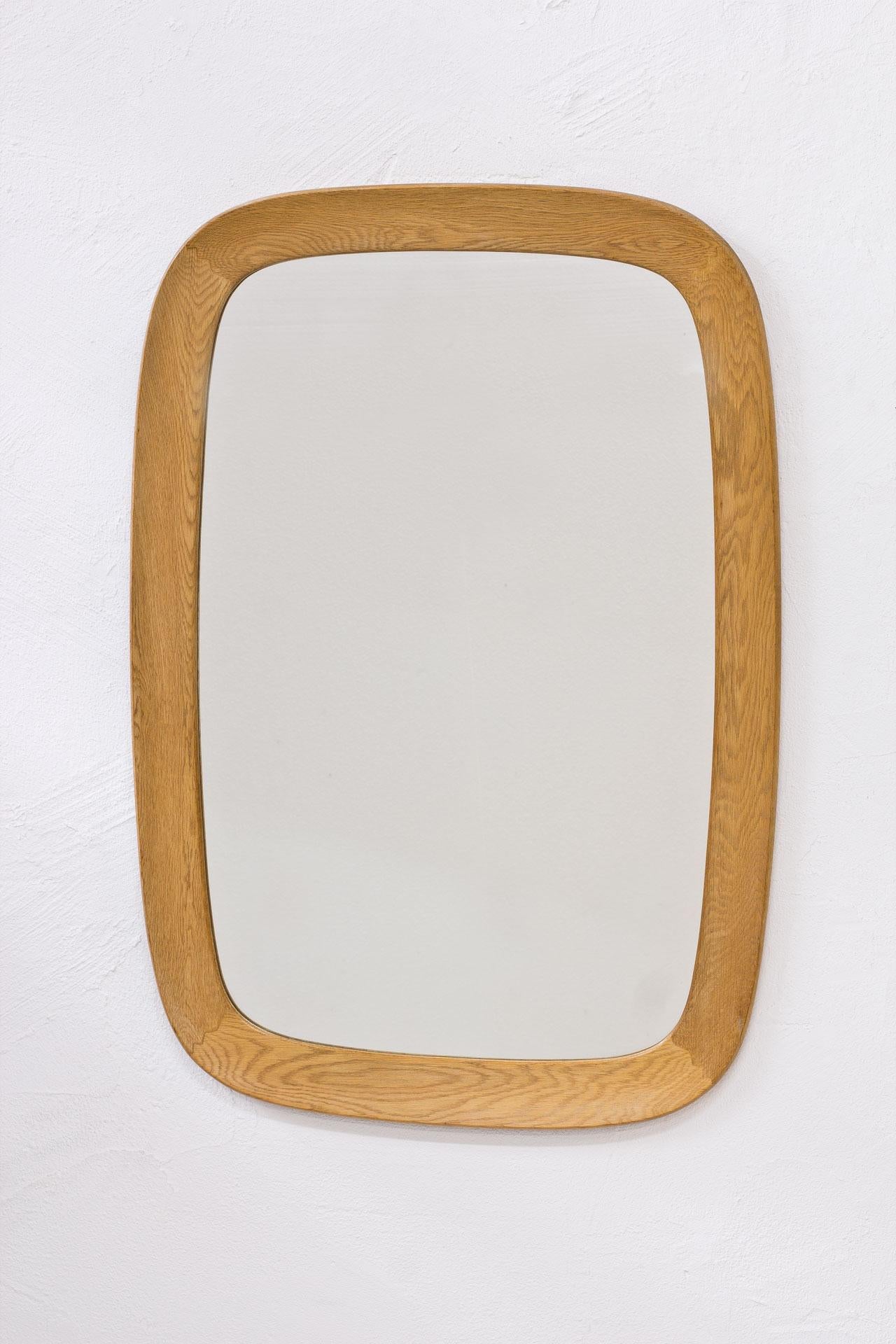 Oval shaped oak wall mirror designed by Per Argén for Fröseke AB Nybrofabriken in
Sweden during the 1950s. Good vintage condition with patina and minor age related
signs on the glass.