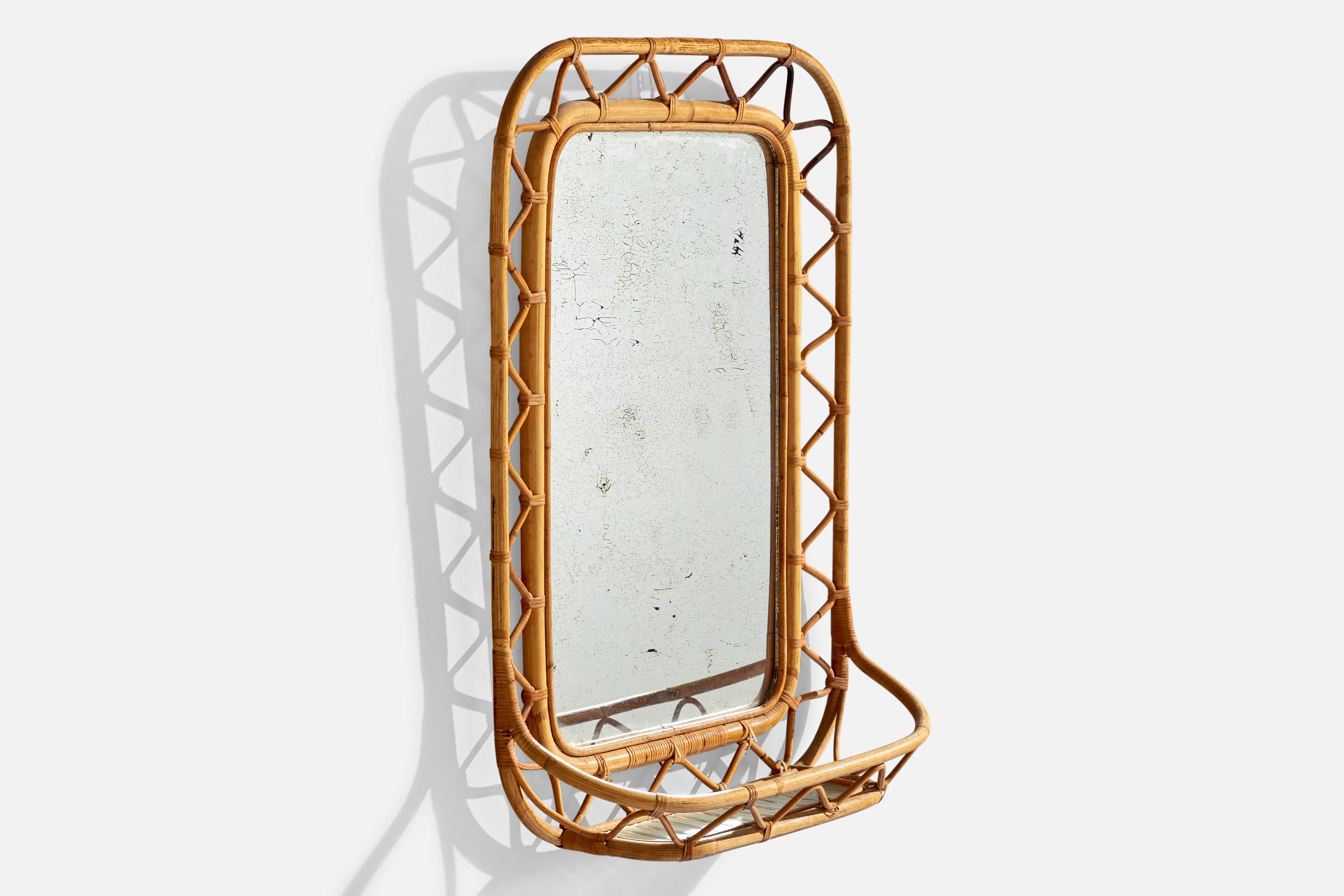 Espejo de pared sueco con estante, bambú, ratán, espejo de cristal, Suecia, años 60 Moderno de mediados de siglo en venta
