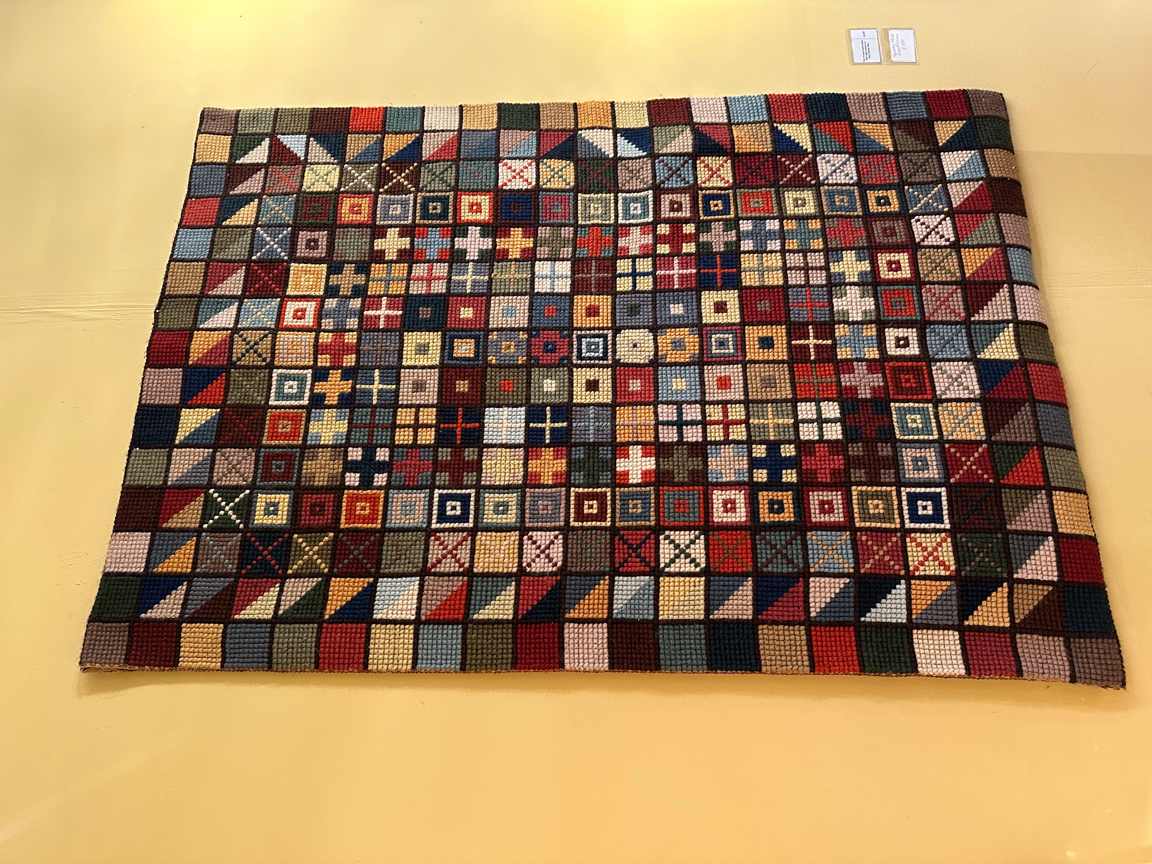 Schwedischer handgestickter Wandteppich mit geometrischem Muster aus Wolle, einschließlich der Variationen der schwedischen Flagge. Sie ist um 1960 handgefertigt.
