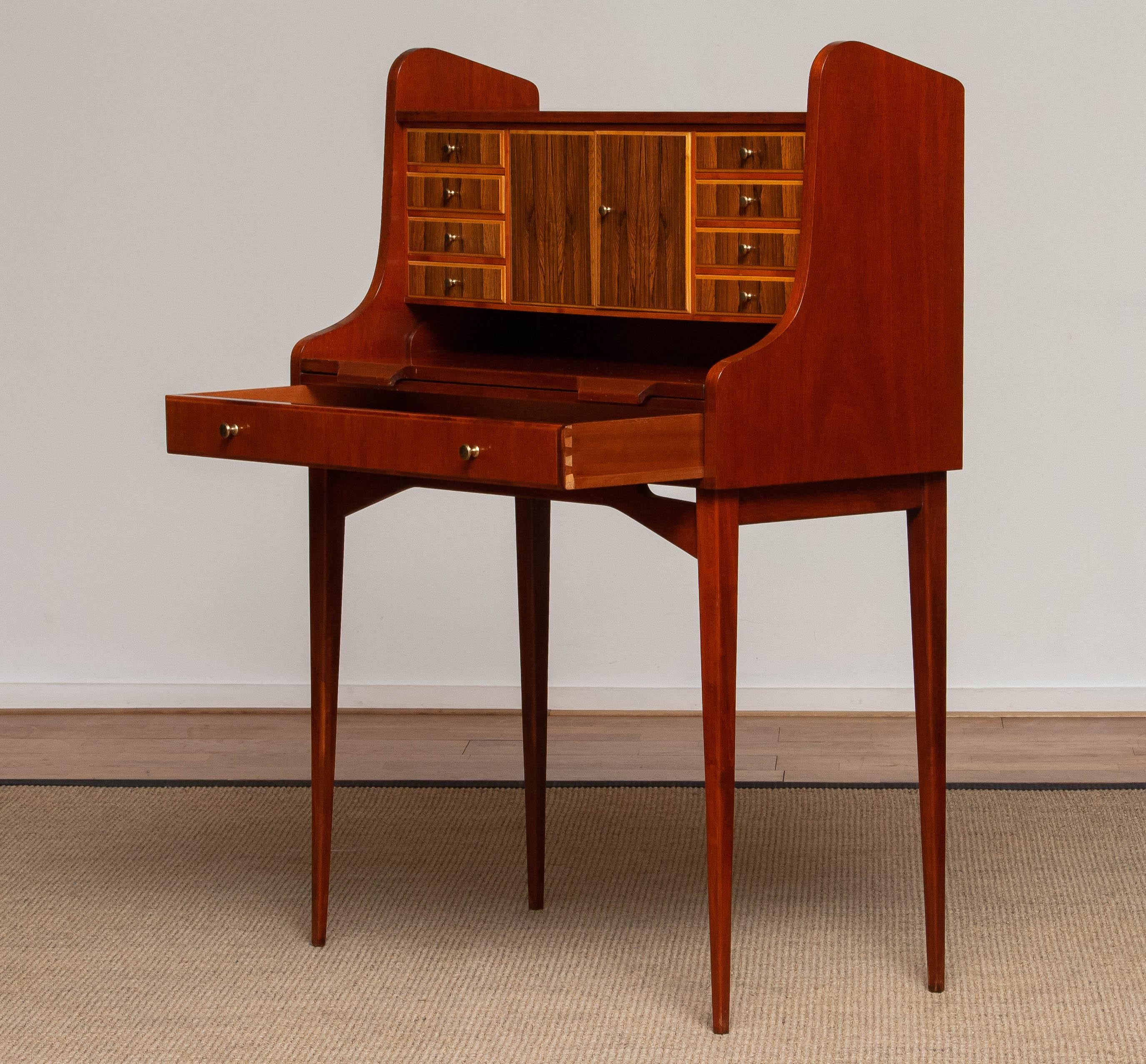 Svedese Secretaire svedese in noce e olmo, anni '60 in vendita