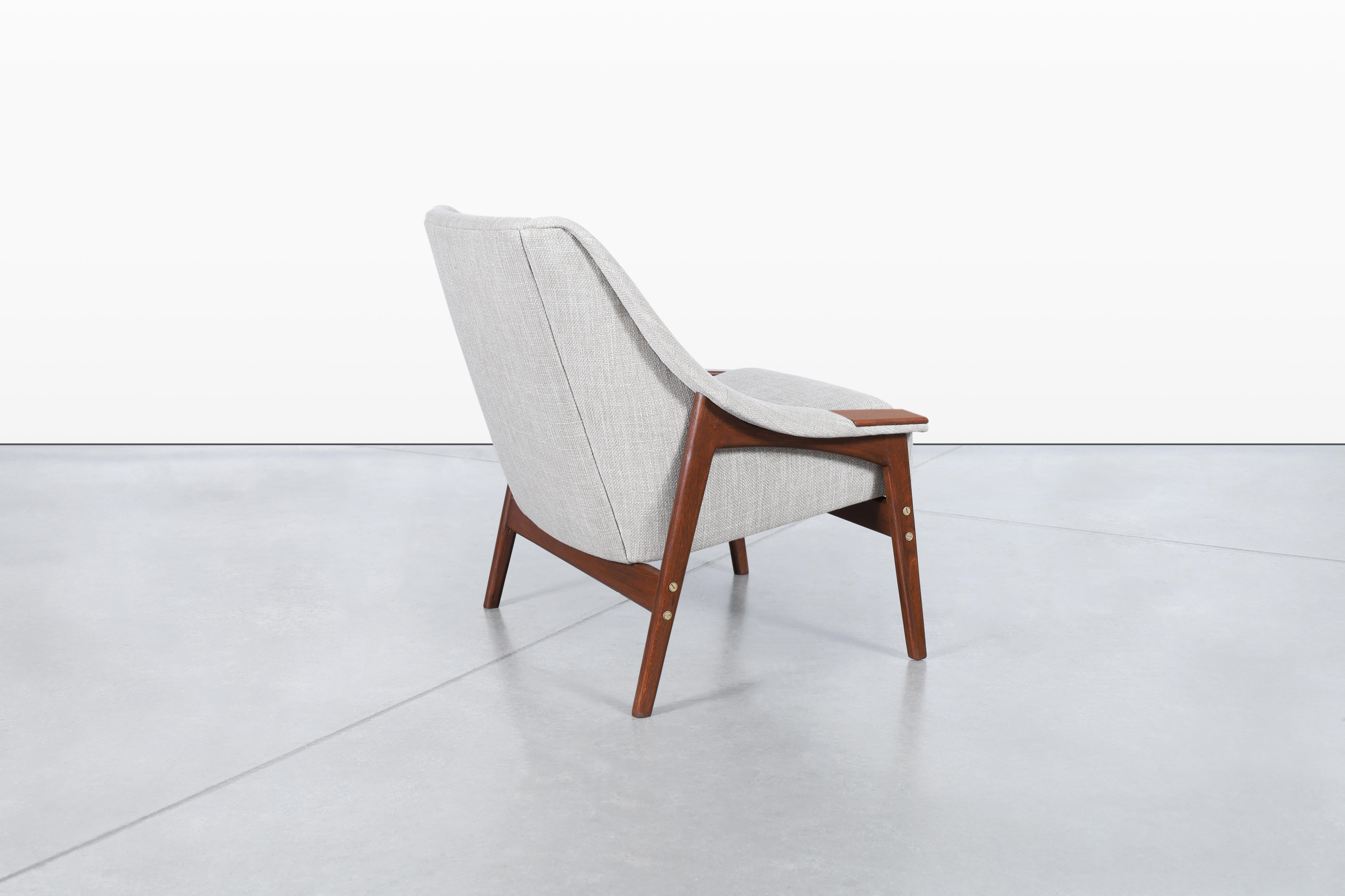 Fauteuil suédois en noyer attribué à Folke Ohlsson en vente 3