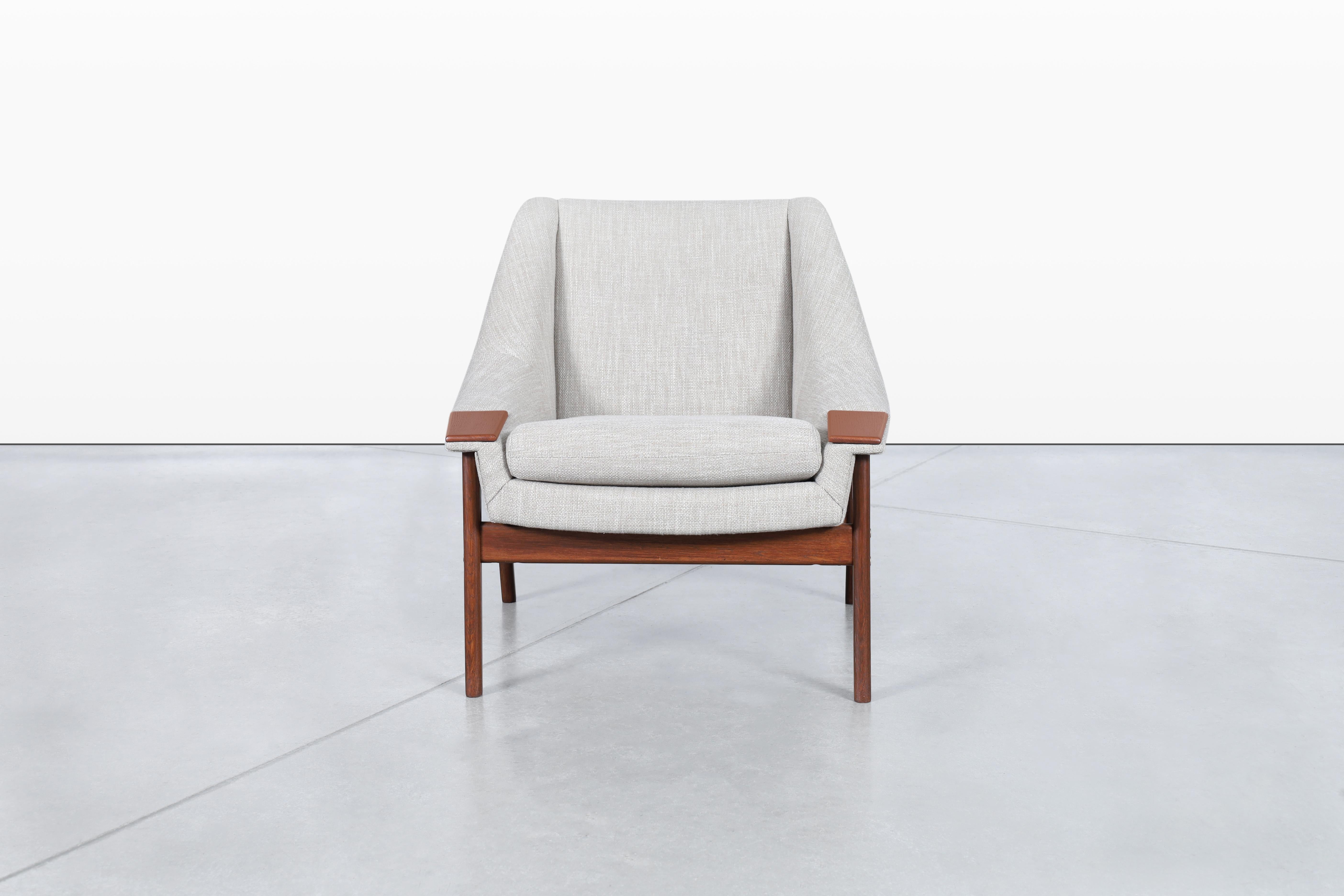 Magnifique fauteuil suédois attribué à Folke Ohlsson pour DUX, fabriqué dans les années 1950. Cette pièce incarne parfaitement l'élégance du design scandinave, avec des lignes et des détails qui se distinguent vraiment. La chaise est accentuée par