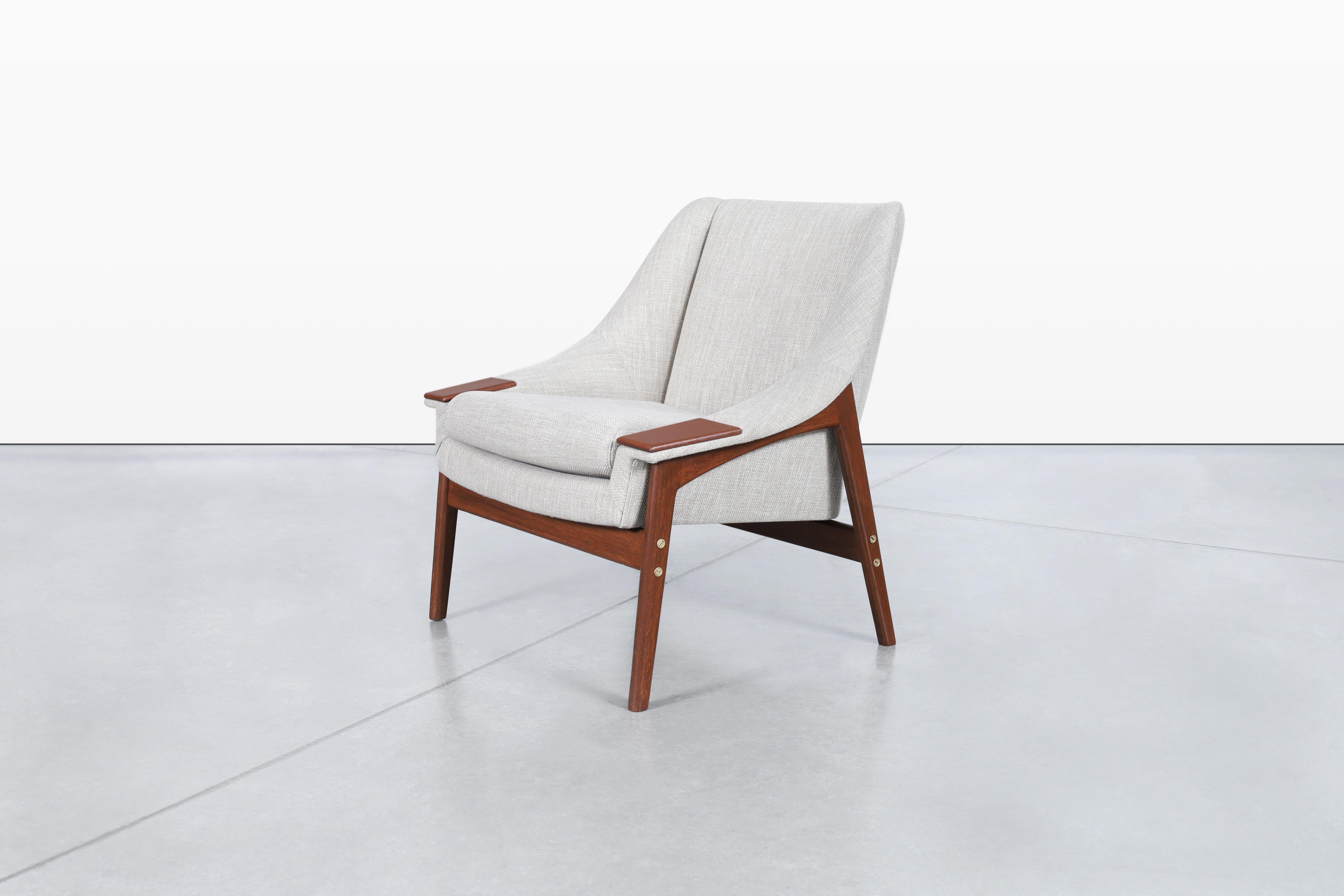 Suédois Fauteuil suédois en noyer attribué à Folke Ohlsson en vente