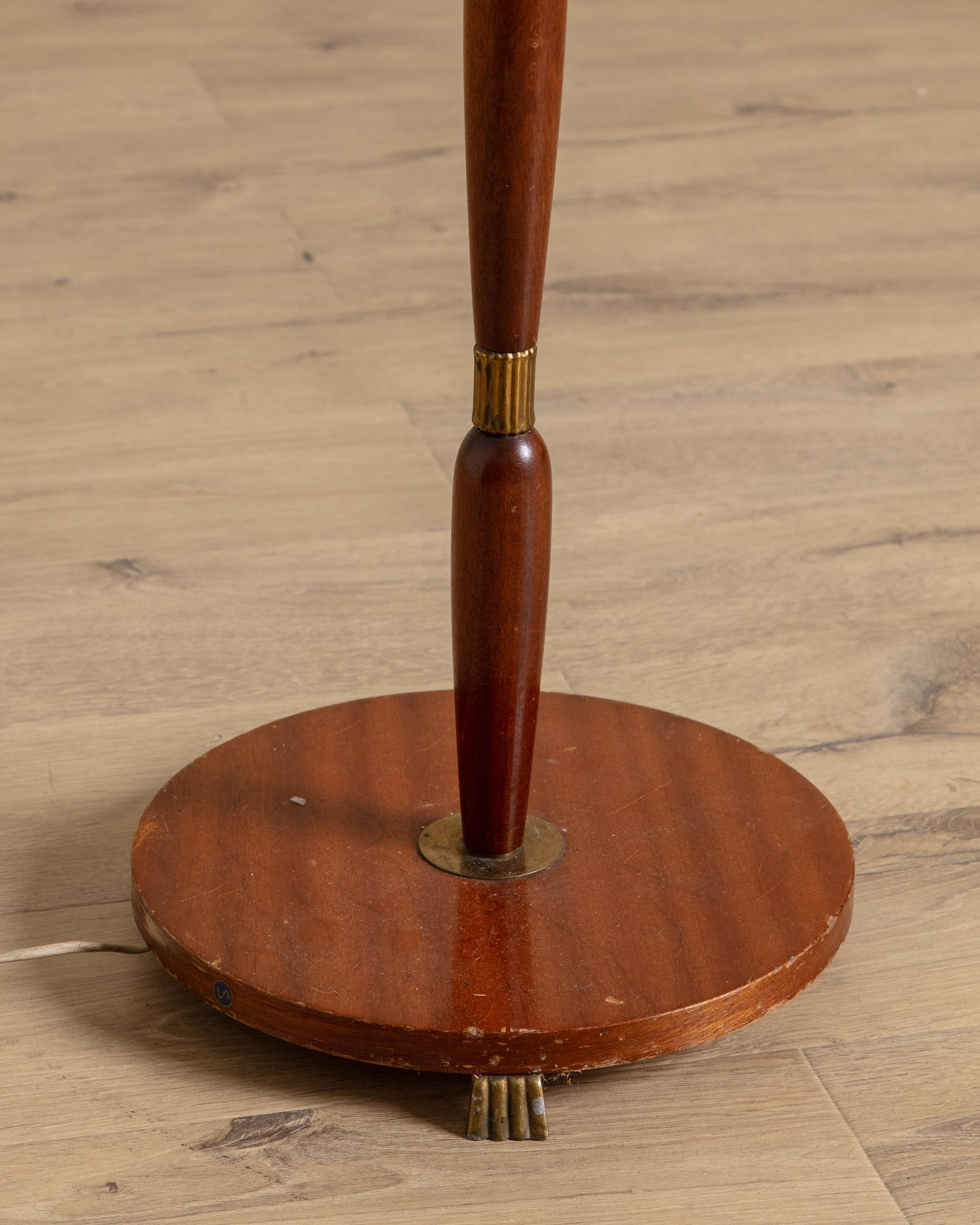 Mid-Century Modern Lampadaire suédois en noyer et laiton avec abat-jour à franges, années 1940 en vente