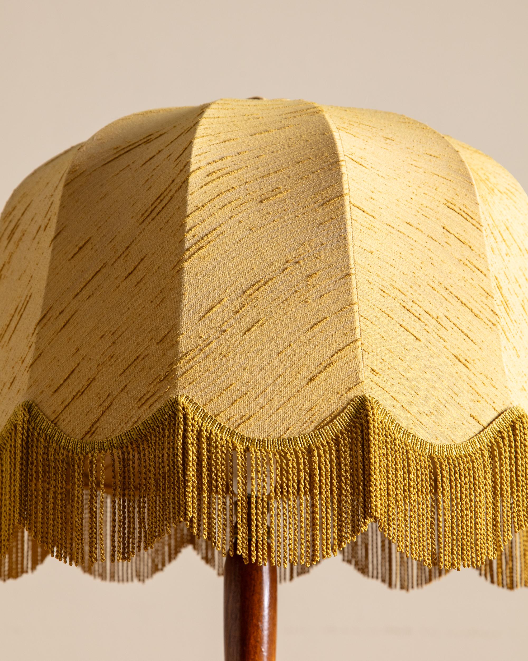 Tourné Lampadaire suédois en noyer et laiton avec abat-jour à franges, années 1940 en vente