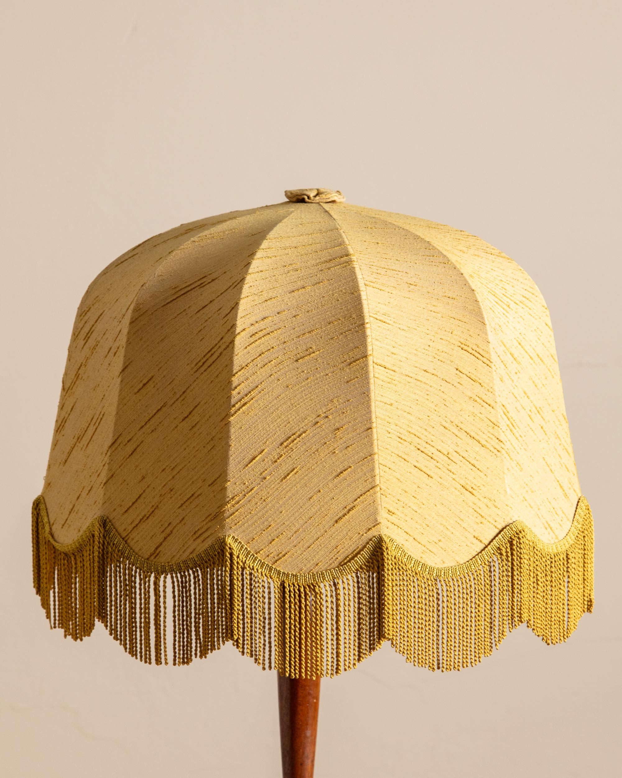 Lampadaire suédois en noyer et laiton avec abat-jour à franges, années 1940 Bon état - En vente à Los Angeles, CA