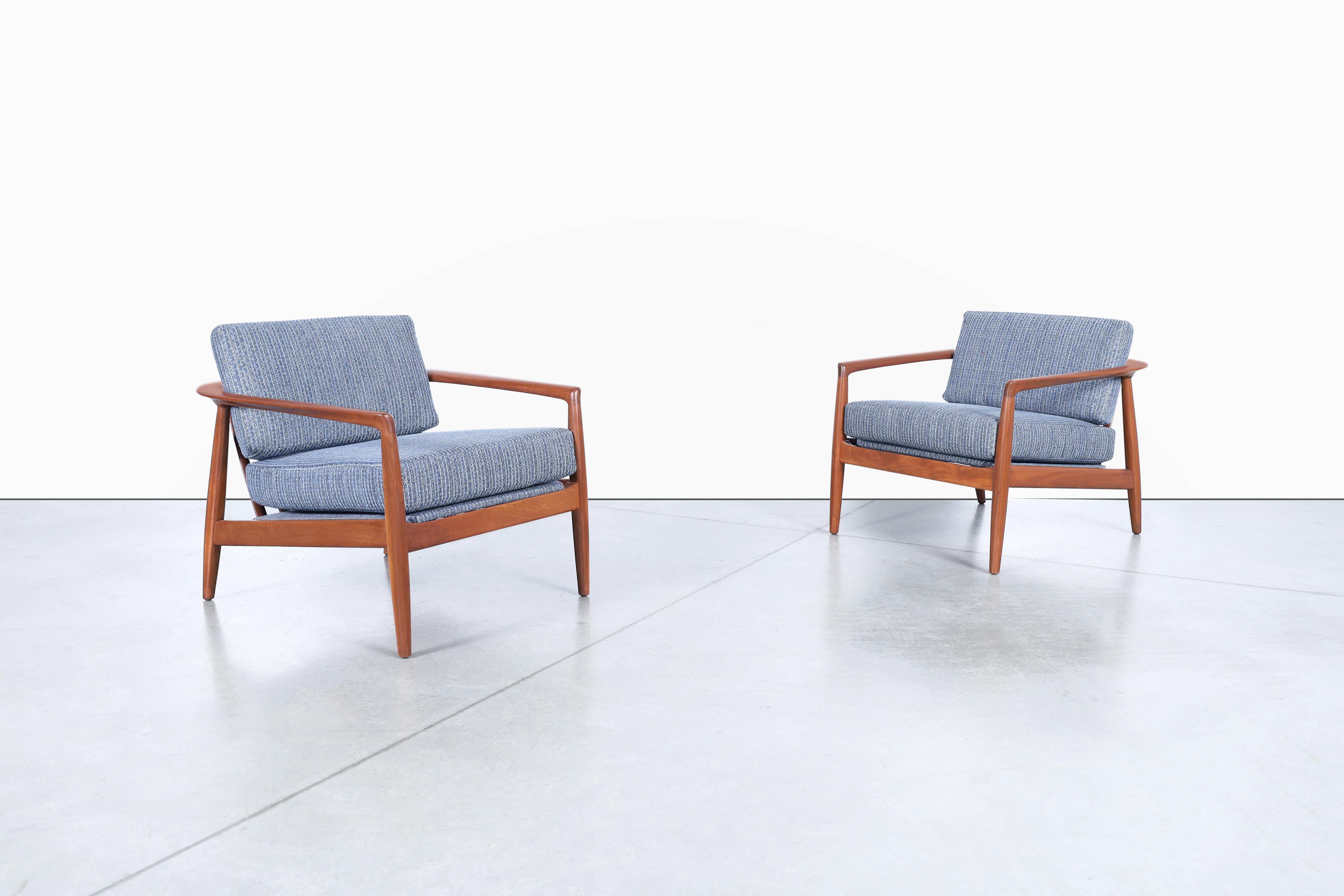 Le sedie da salotto in noce di metà secolo modello 72-C, disegnate da Folke Ohlsson per Dux of Sweden negli anni '60, sono una vera e propria testimonianza di eleganza e artigianalità senza tempo. La struttura in noce massiccio lavorata a mano emana